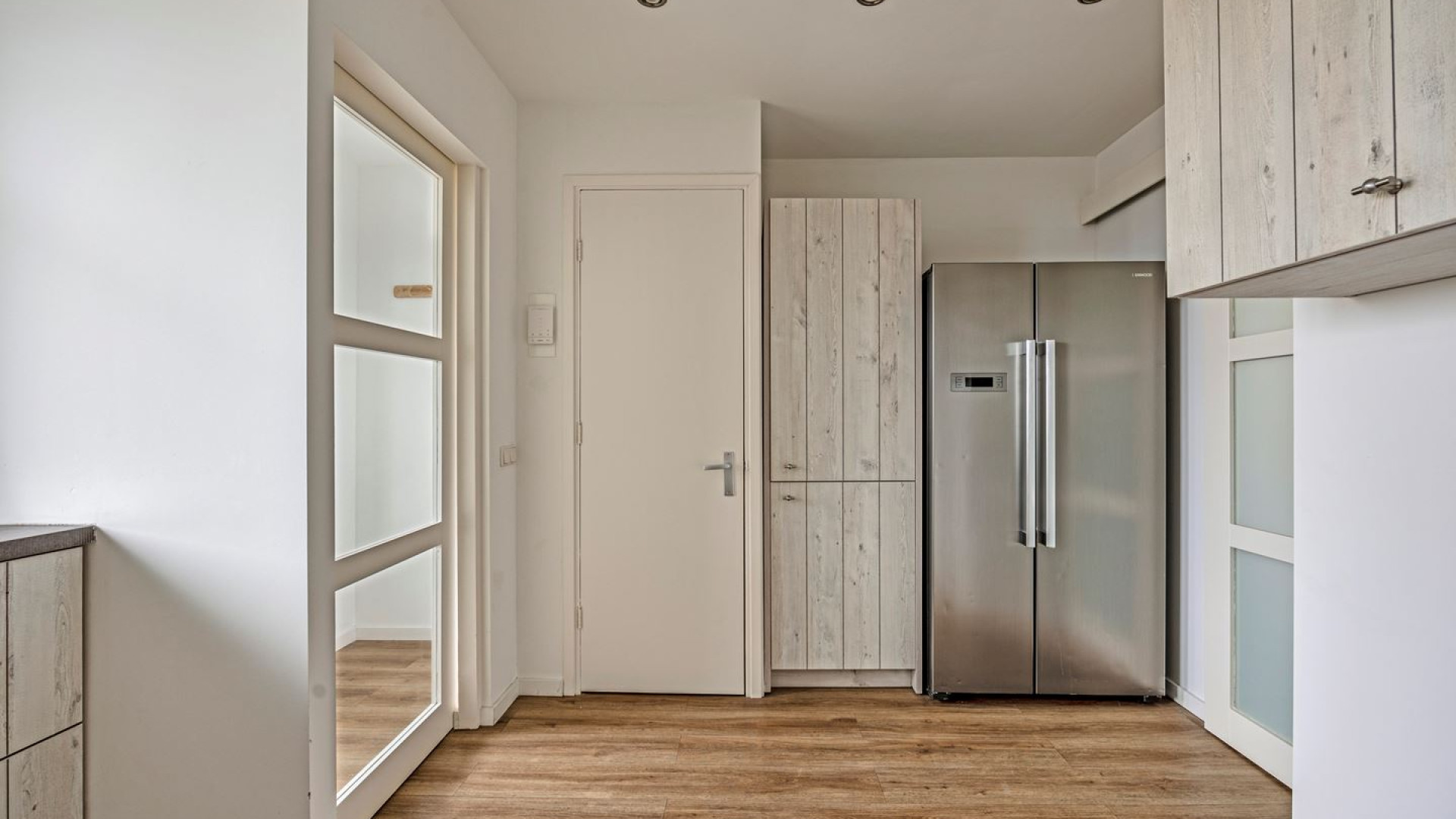 Voormalig advocaat en tv presentator Khalid Kasem zet zijn appartement te koop. Zie foto's 8