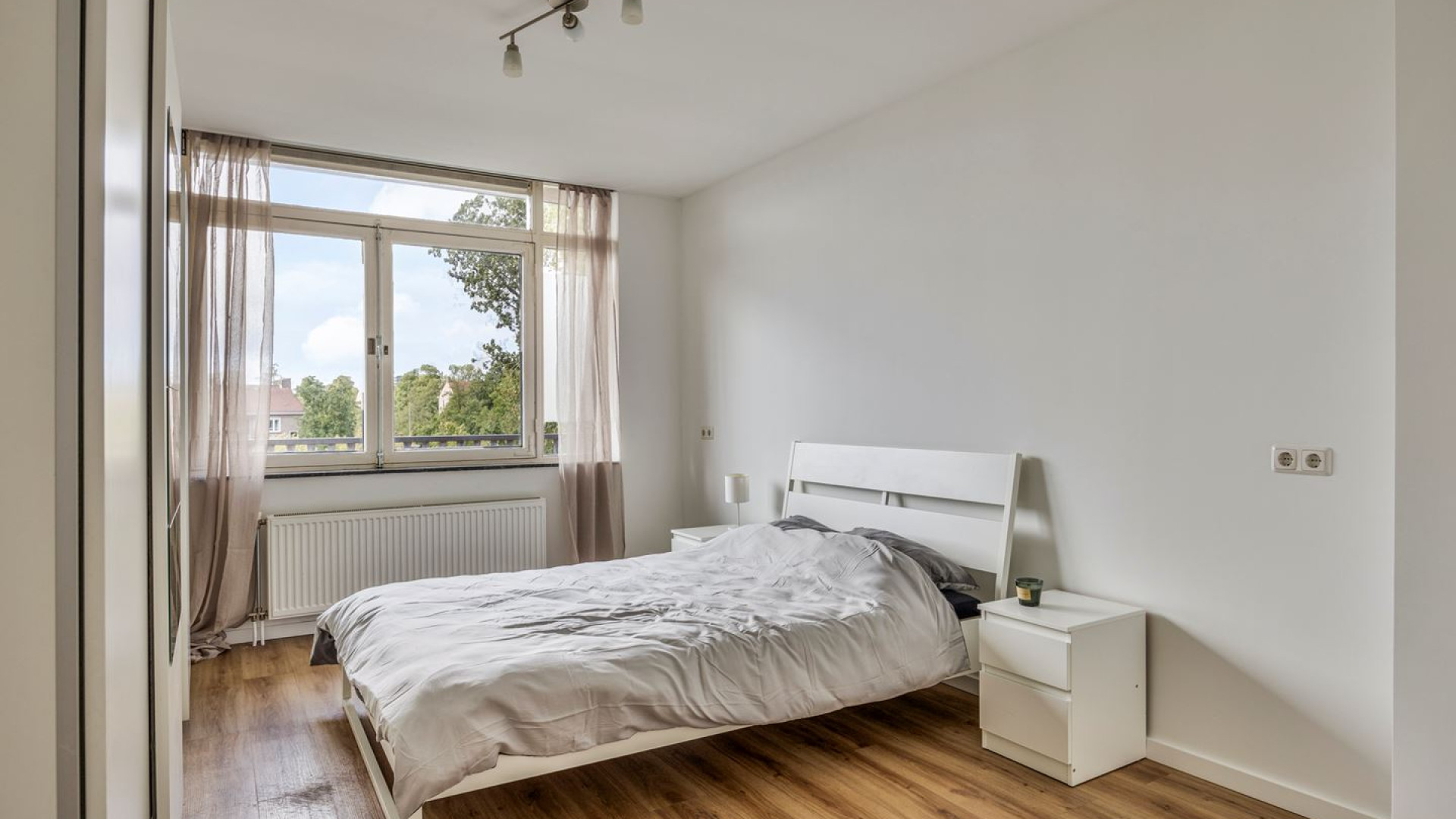 Voormalig advocaat en tv presentator Khalid Kasem zet zijn appartement te koop. Zie foto's 9