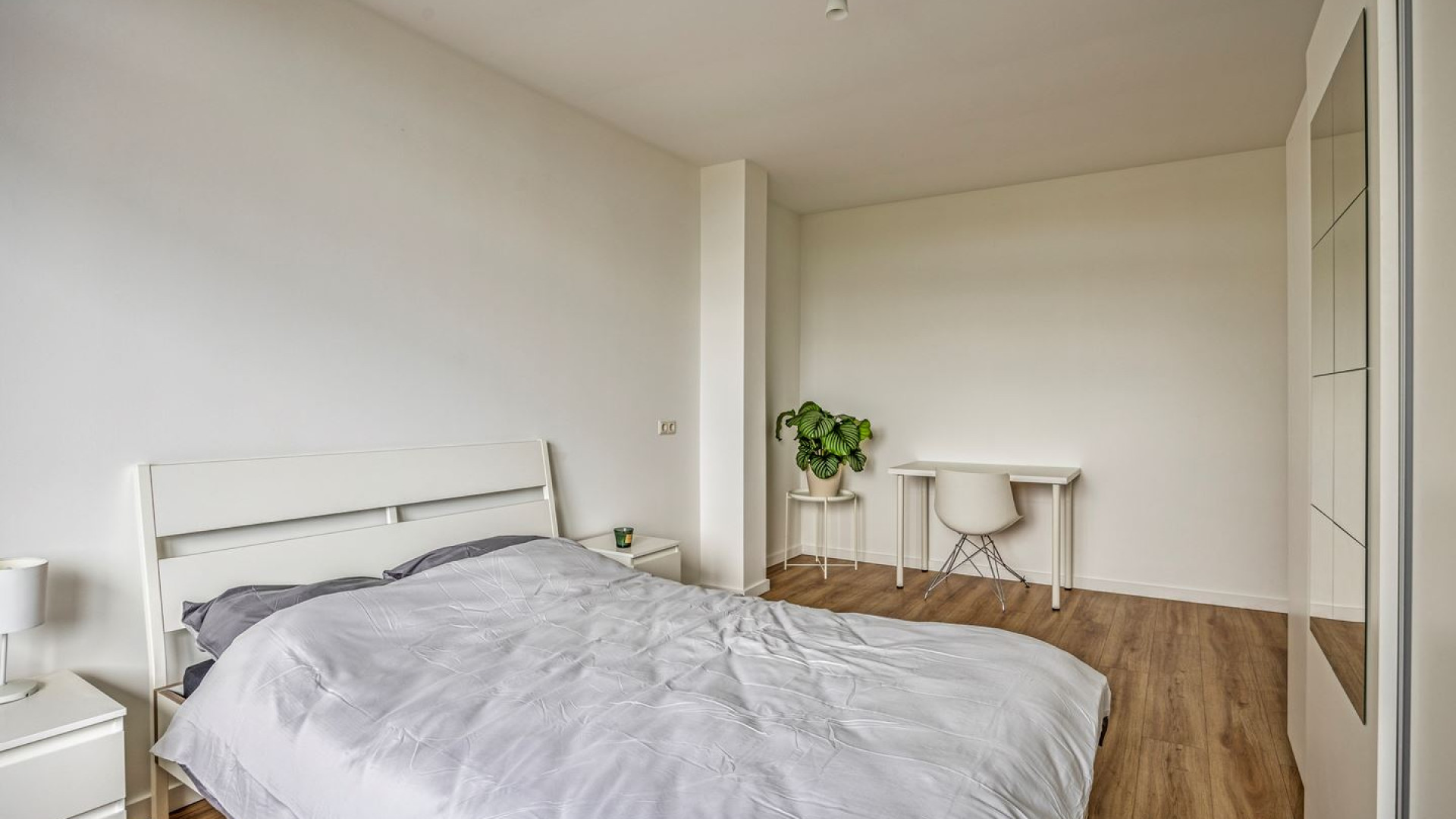 Voormalig advocaat en tv presentator Khalid Kasem zet zijn appartement te koop. Zie foto's 10