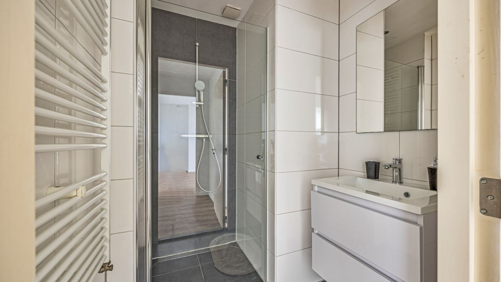 Voormalig advocaat en tv presentator Khalid Kasem zet zijn appartement te koop. Zie foto's 11