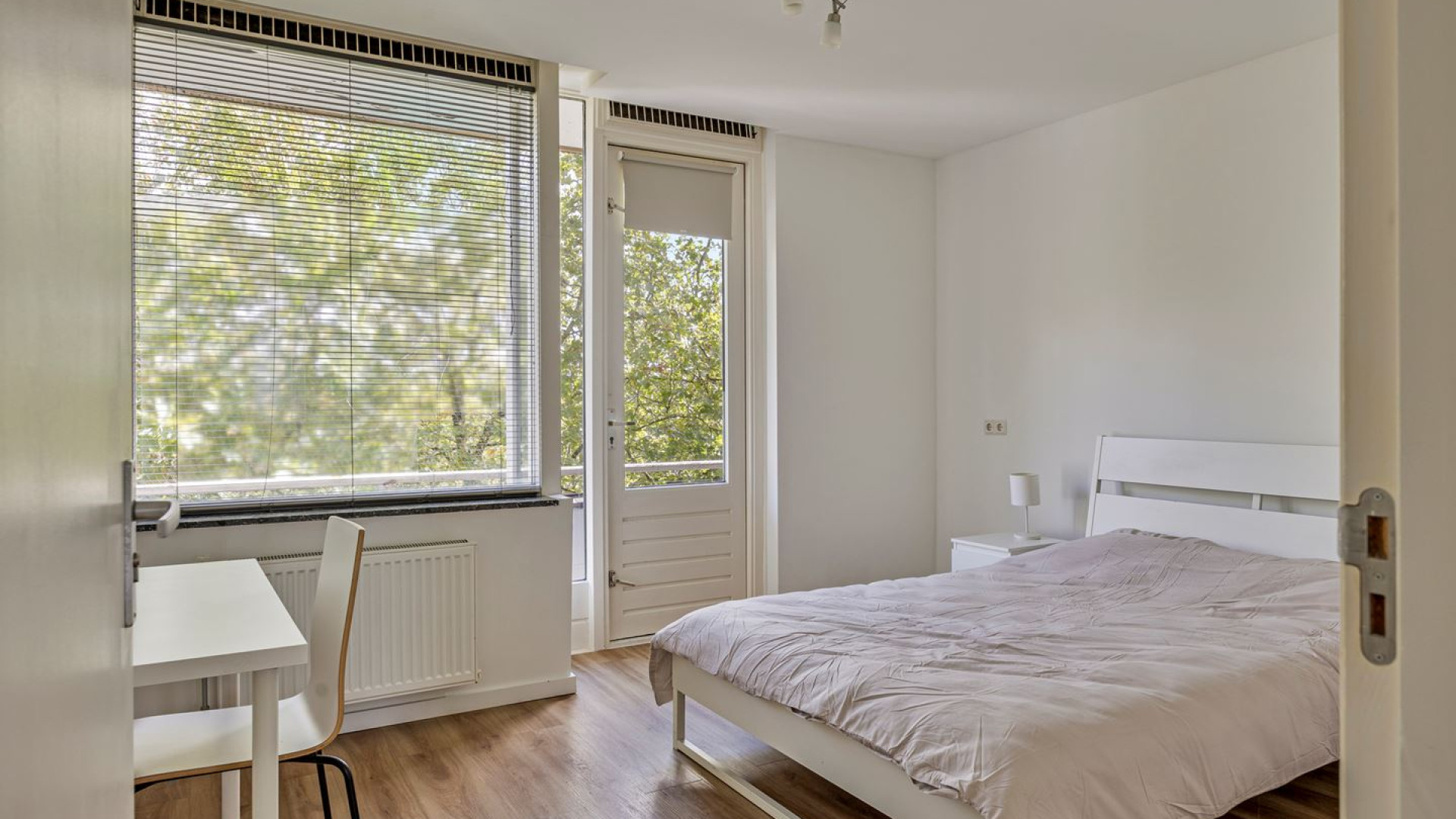 Voormalig advocaat en tv presentator Khalid Kasem zet zijn appartement te koop. Zie foto's 12