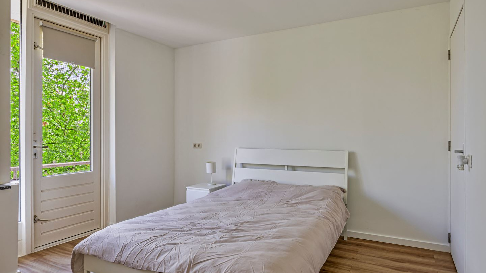Voormalig advocaat en tv presentator Khalid Kasem zet zijn appartement te koop. Zie foto's 13