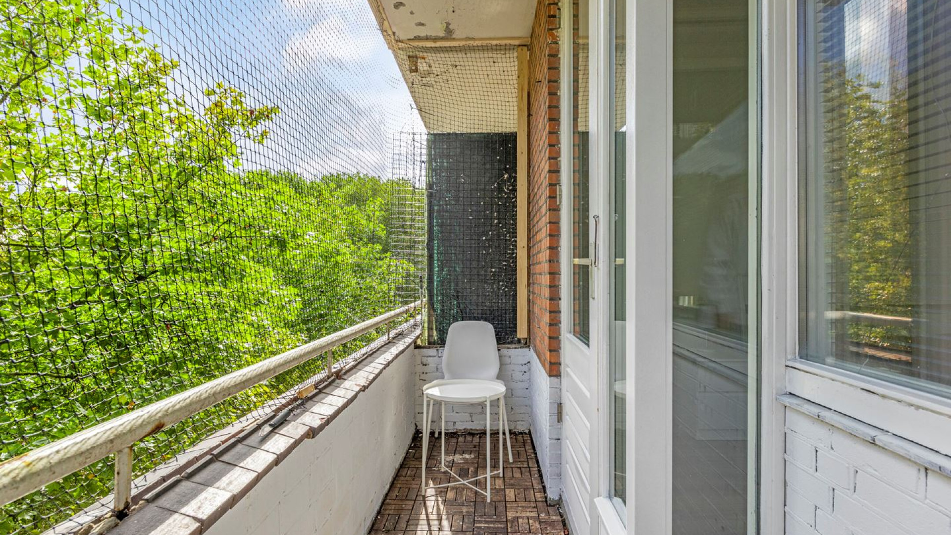 Voormalig advocaat en tv presentator Khalid Kasem zet zijn appartement te koop. Zie foto's 14