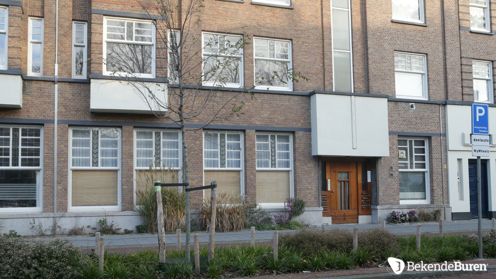 Spike van Di-rect verkoopt zijn Haagse woning met vette winst aan Goldband zanger Karl Gerlach. Zie foto's 4