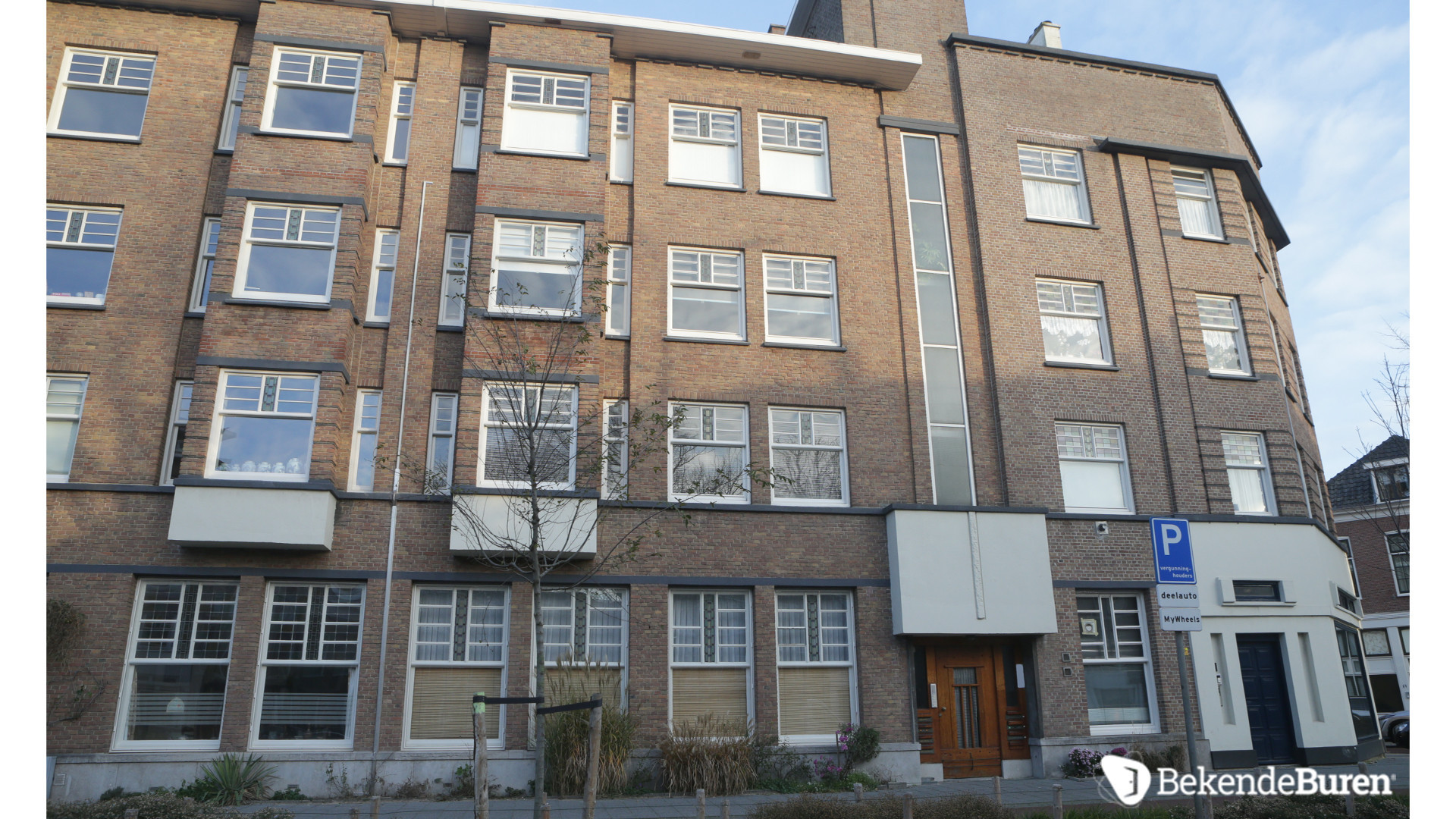 Spike van Di-rect verkoopt zijn Haagse woning met vette winst aan Goldband zanger Karl Gerlach. Zie foto's 3