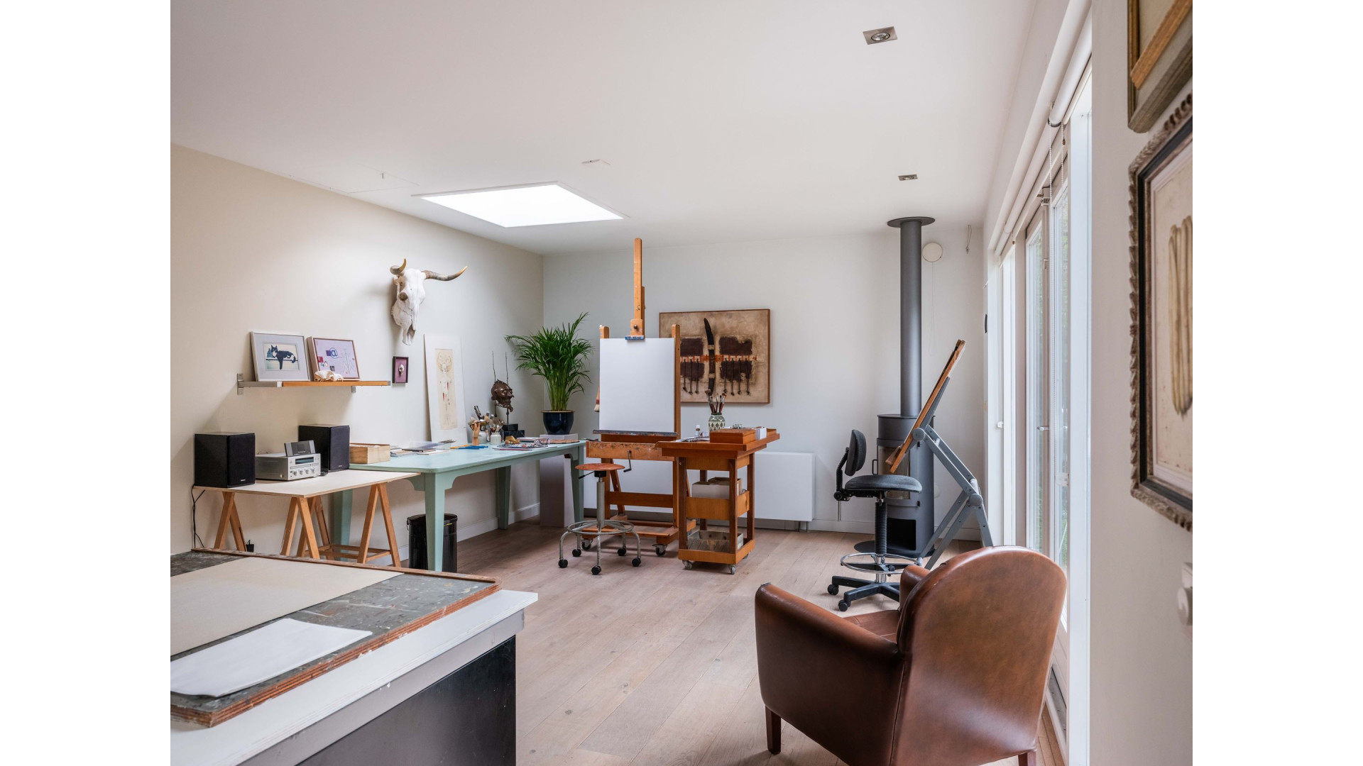 Roddelpraat presentator Jan Roos koopt deze woning in Bergen voor meer dan 1 miljoen euro. Zie foto's 16