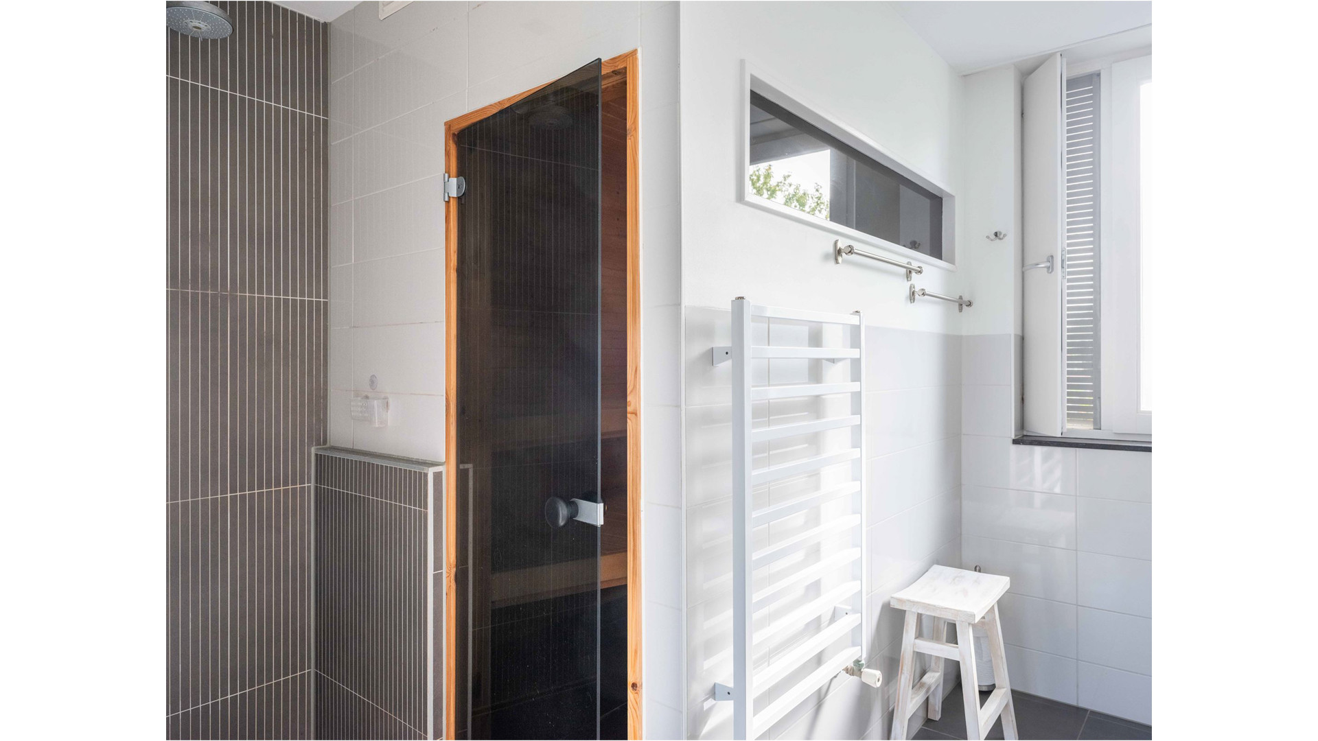 Roddelpraat presentator Jan Roos koopt deze woning in Bergen voor meer dan 1 miljoen euro. Zie foto's 24