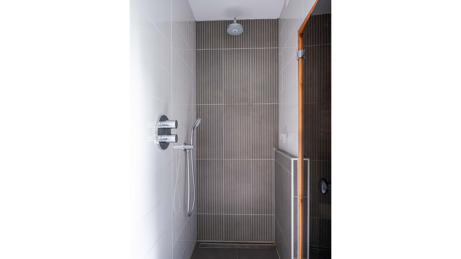 Roddelpraat presentator Jan Roos koopt deze woning in Bergen voor meer dan 1 miljoen euro. Zie foto's 25