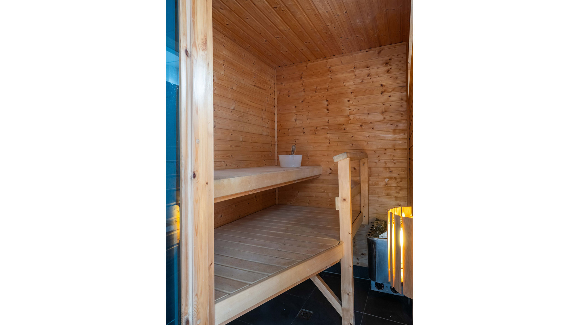 Roddelpraat presentator Jan Roos koopt deze woning in Bergen voor meer dan 1 miljoen euro. Zie foto's 26