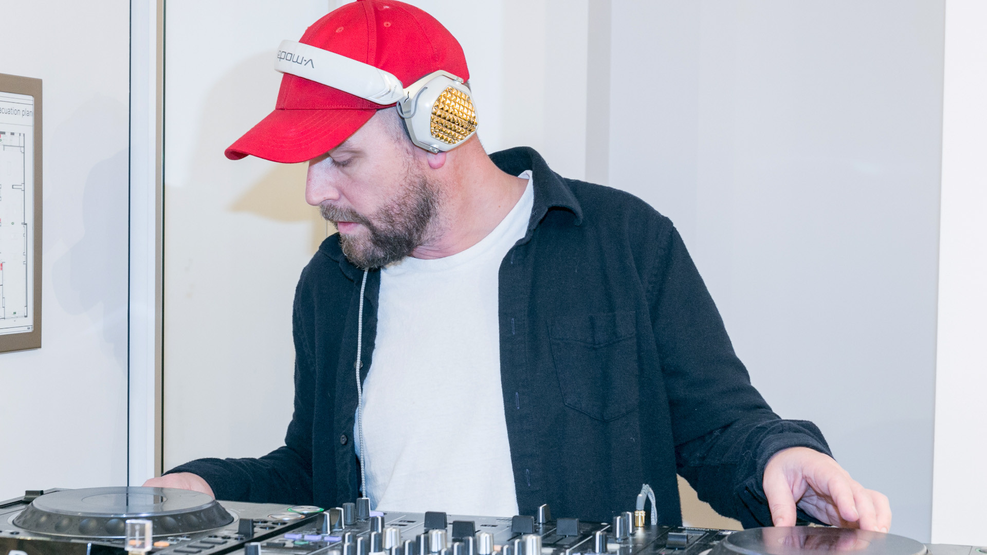 DJ Sander Kleinenberg zet zijn prachtige drie dubbele Amsterdamse bovenhuis te koop. Zie foto's 1