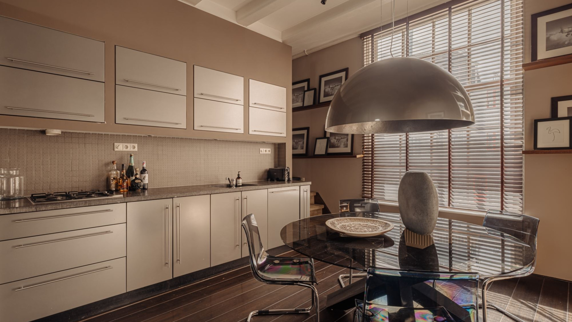 Top interieur designer Eric Kuster VERHOOGT de vraagprijs van zijn droomappartement aan de Amstel.. Zie foto's 4