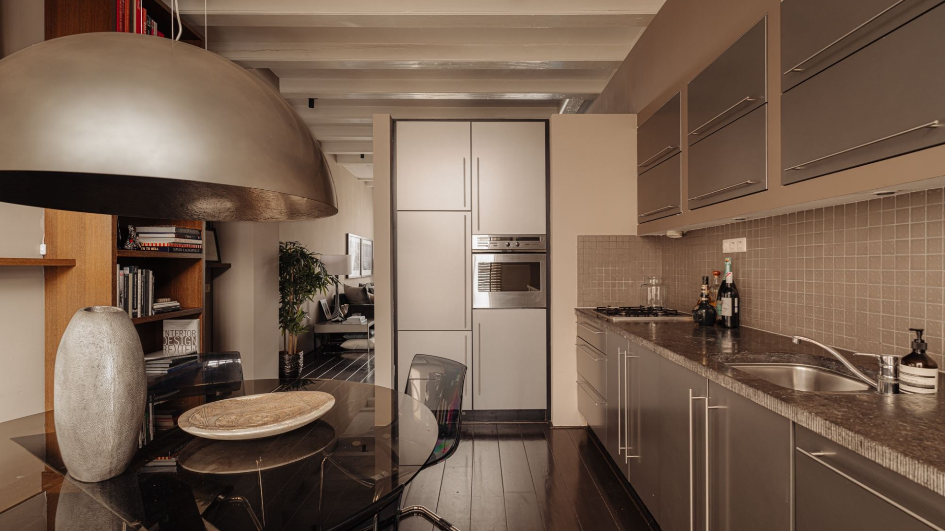 Top interieur designer Eric Kuster VERHOOGT de vraagprijs van zijn droomappartement aan de Amstel.. Zie foto's 7