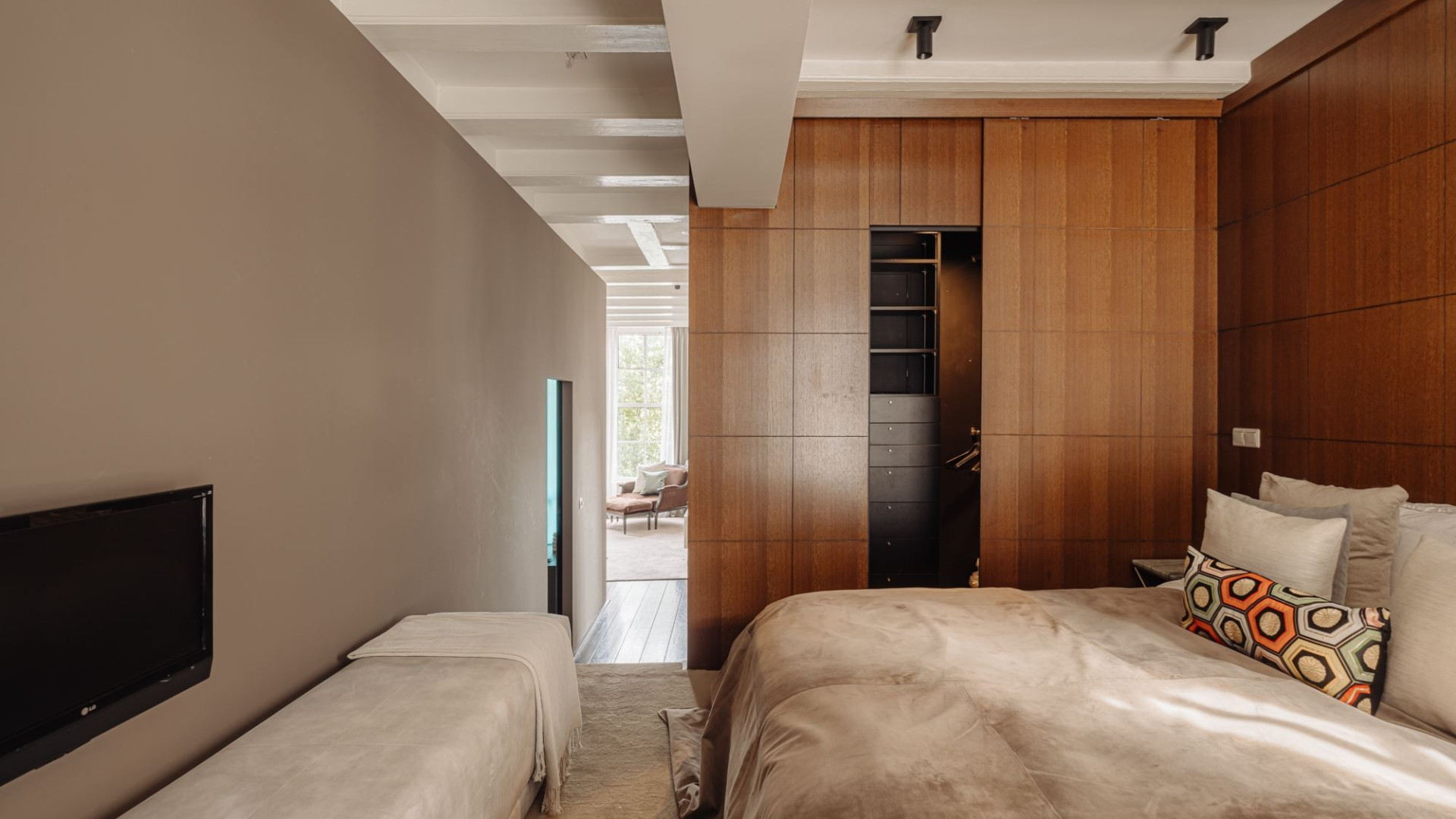 Top interieur designer Eric Kuster VERHOOGT de vraagprijs van zijn droomappartement aan de Amstel.. Zie foto's 8