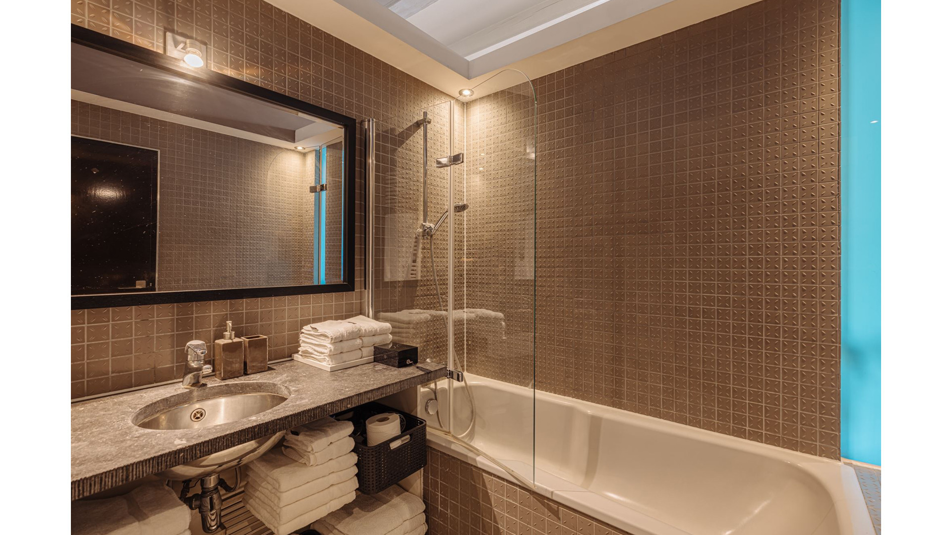Top interieur designer Eric Kuster VERHOOGT de vraagprijs van zijn droomappartement aan de Amstel.. Zie foto's 9