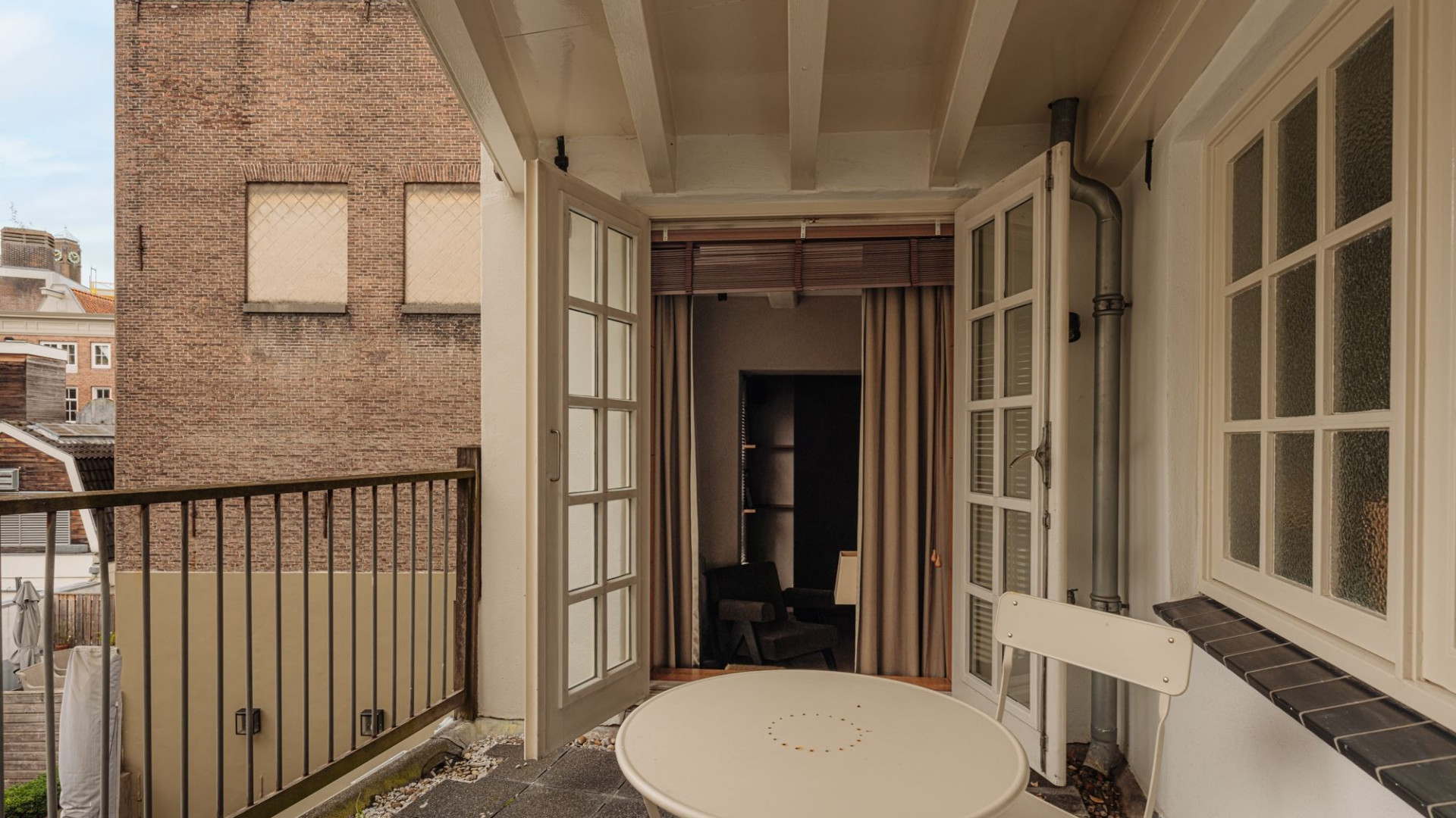 Top interieur designer Eric Kuster VERHOOGT de vraagprijs van zijn droomappartement aan de Amstel.. Zie foto's 10