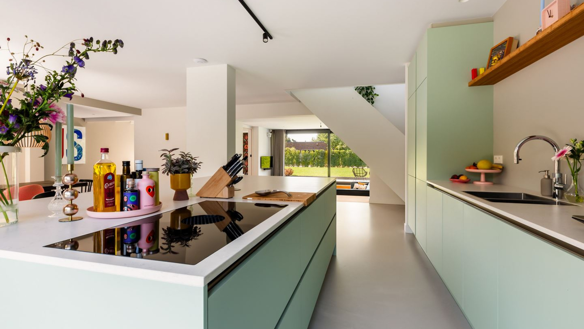 Radio 538 DJ Niels van Baarlen zet zijn miljoenen villa te koop. Zie foto's 4