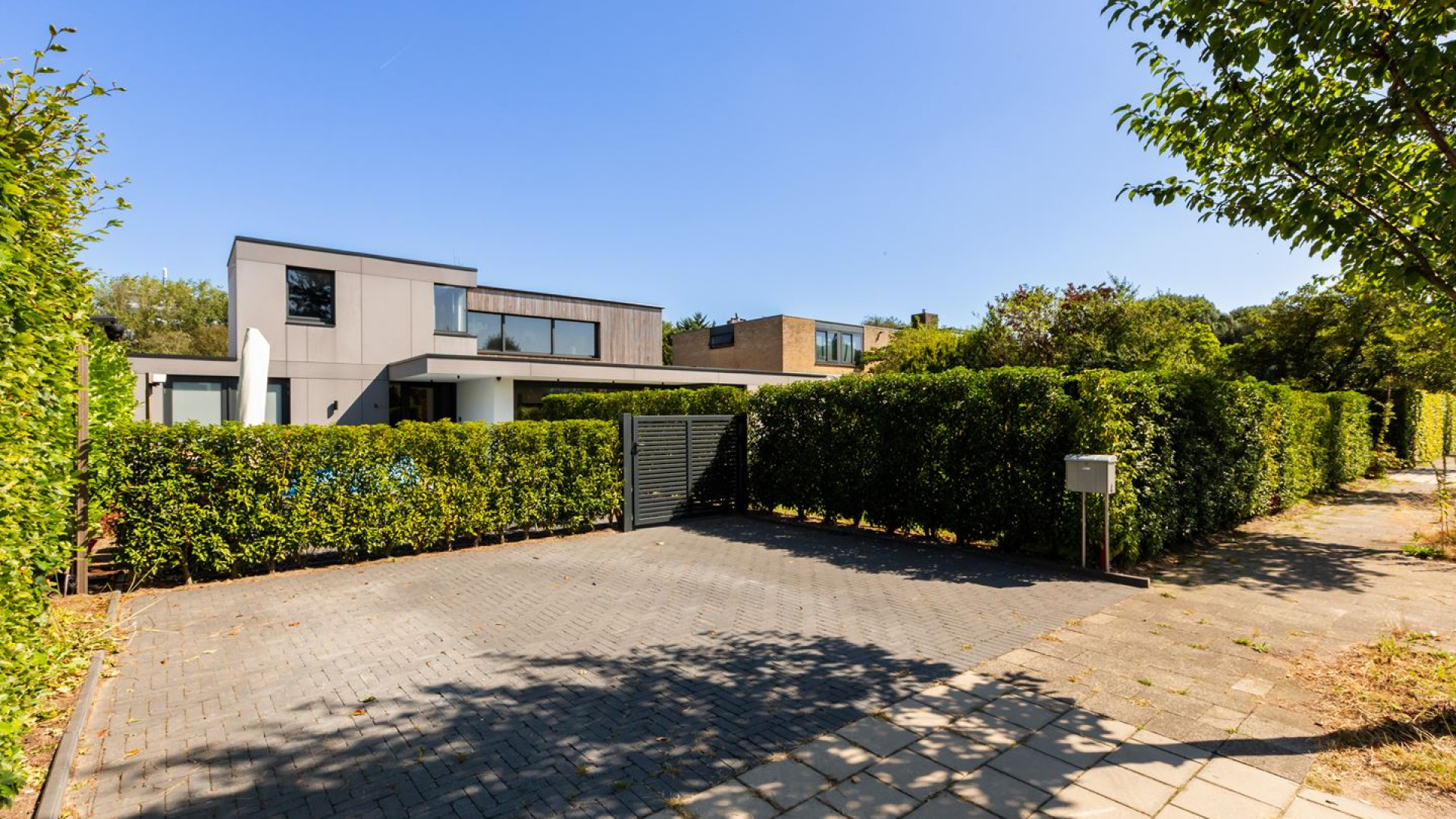 Radio 538 DJ Niels van Baarlen zet zijn miljoenen villa te koop. Zie foto's 11