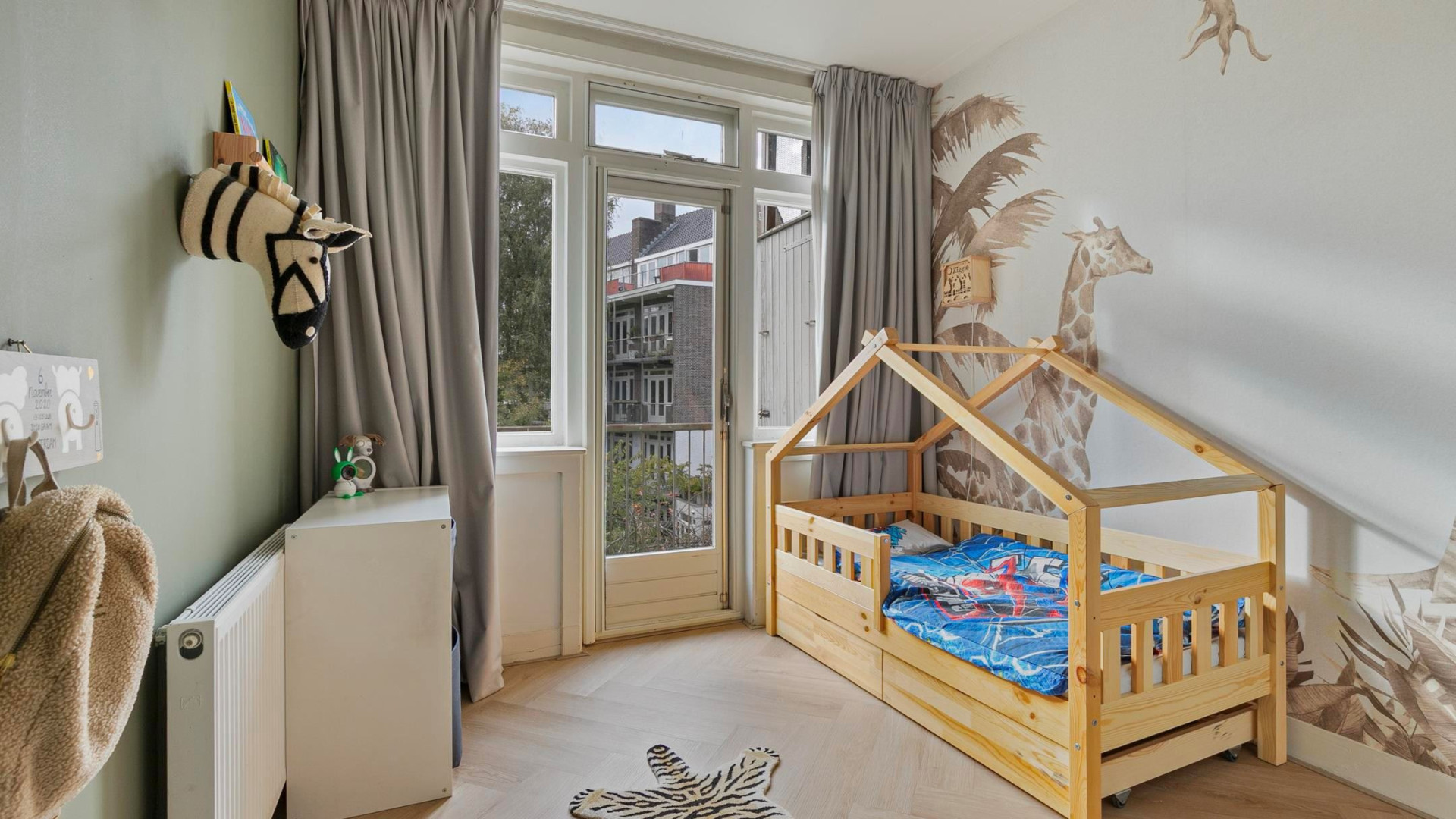 Daley Blind geeft forse korting op zijn appartement. Zie foto's 10