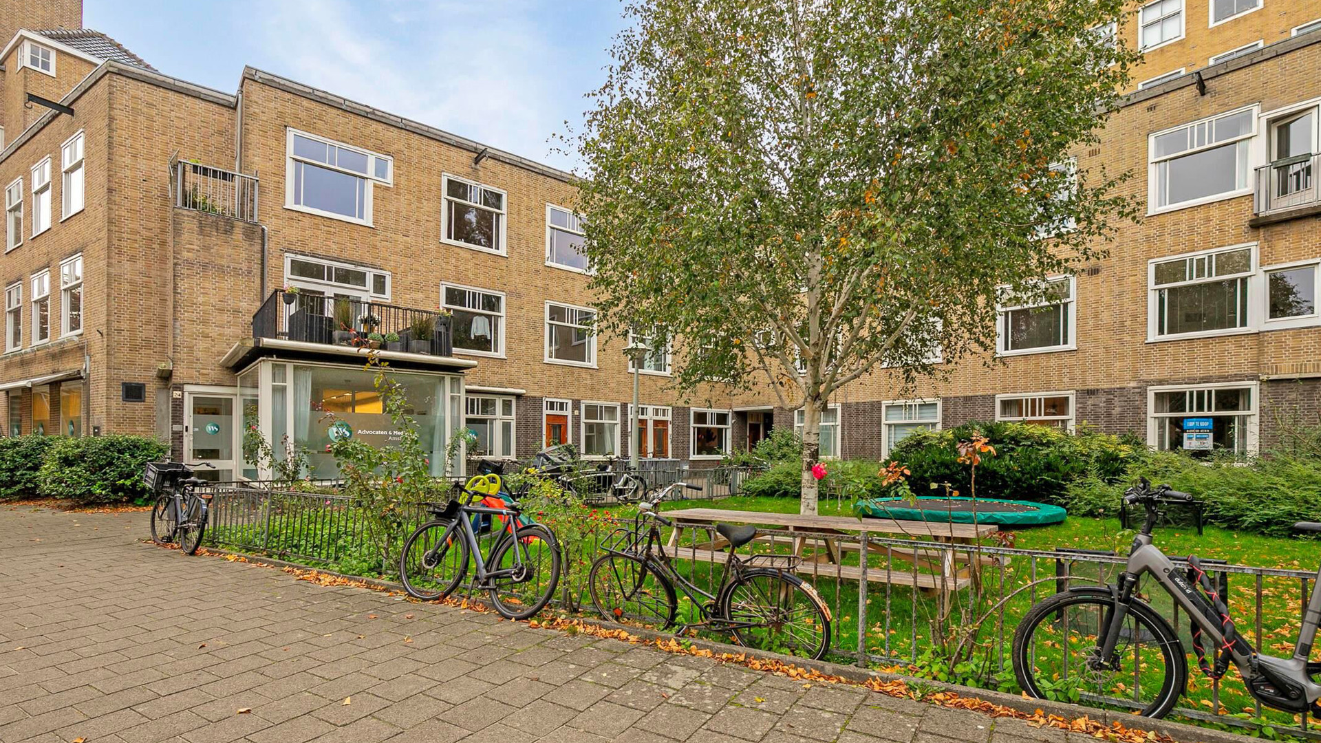 Daley Blind geeft forse korting op zijn appartement. Zie foto's 2