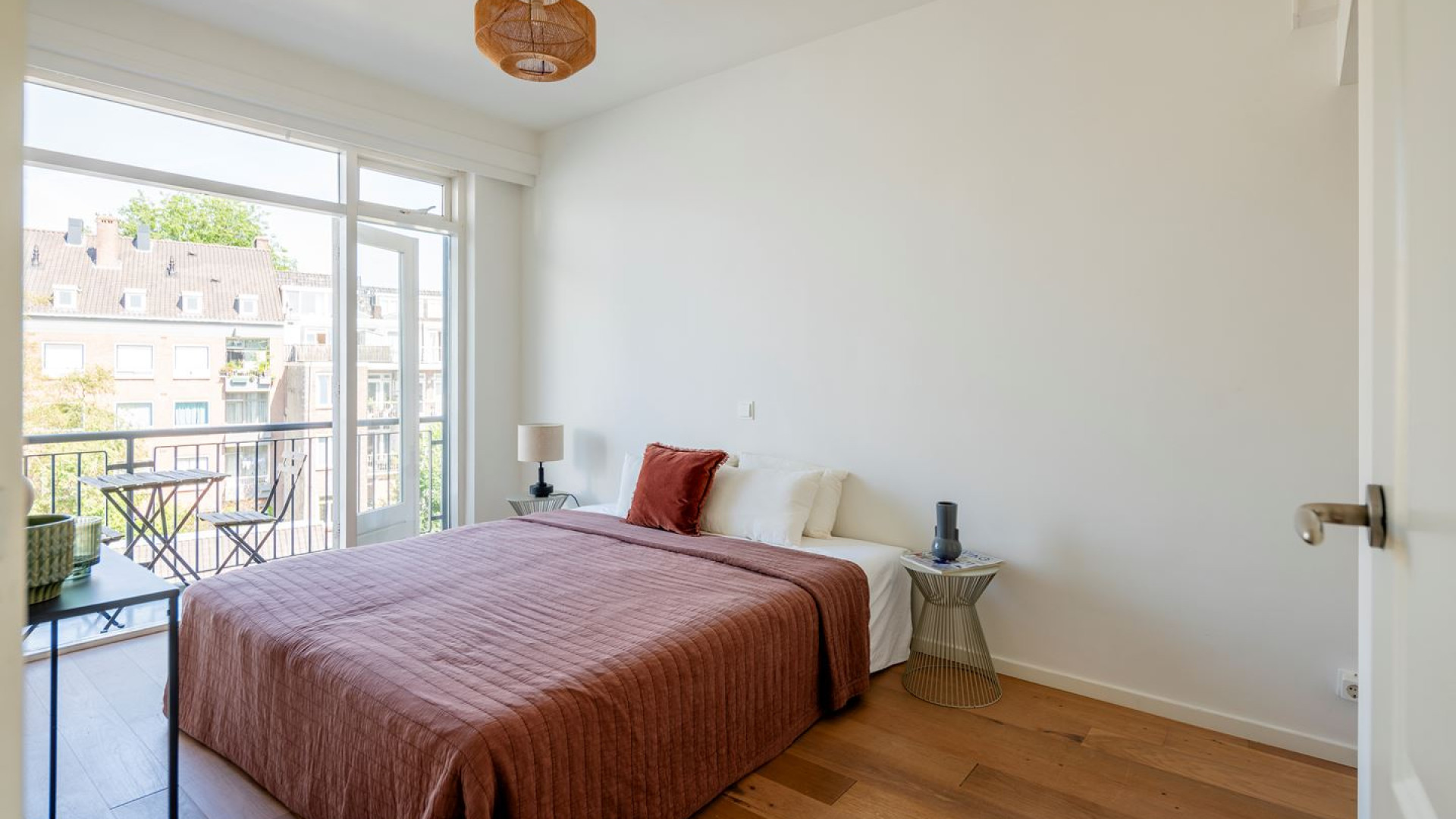 Bob Sikkes, bouwdeskundige van RTL programma Kopen zonder Kijken,  koopt penthouse in Amsterdam. Zie foto's 4