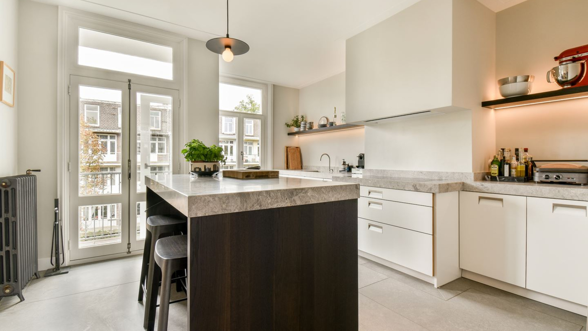 VERKOCHT: Bob Sikkes, van Kopen zonder Kijken, maakt forse winst op zijn zelf verbouwde dubbele bovenhuis in Amsterdam. Zie foto's 4