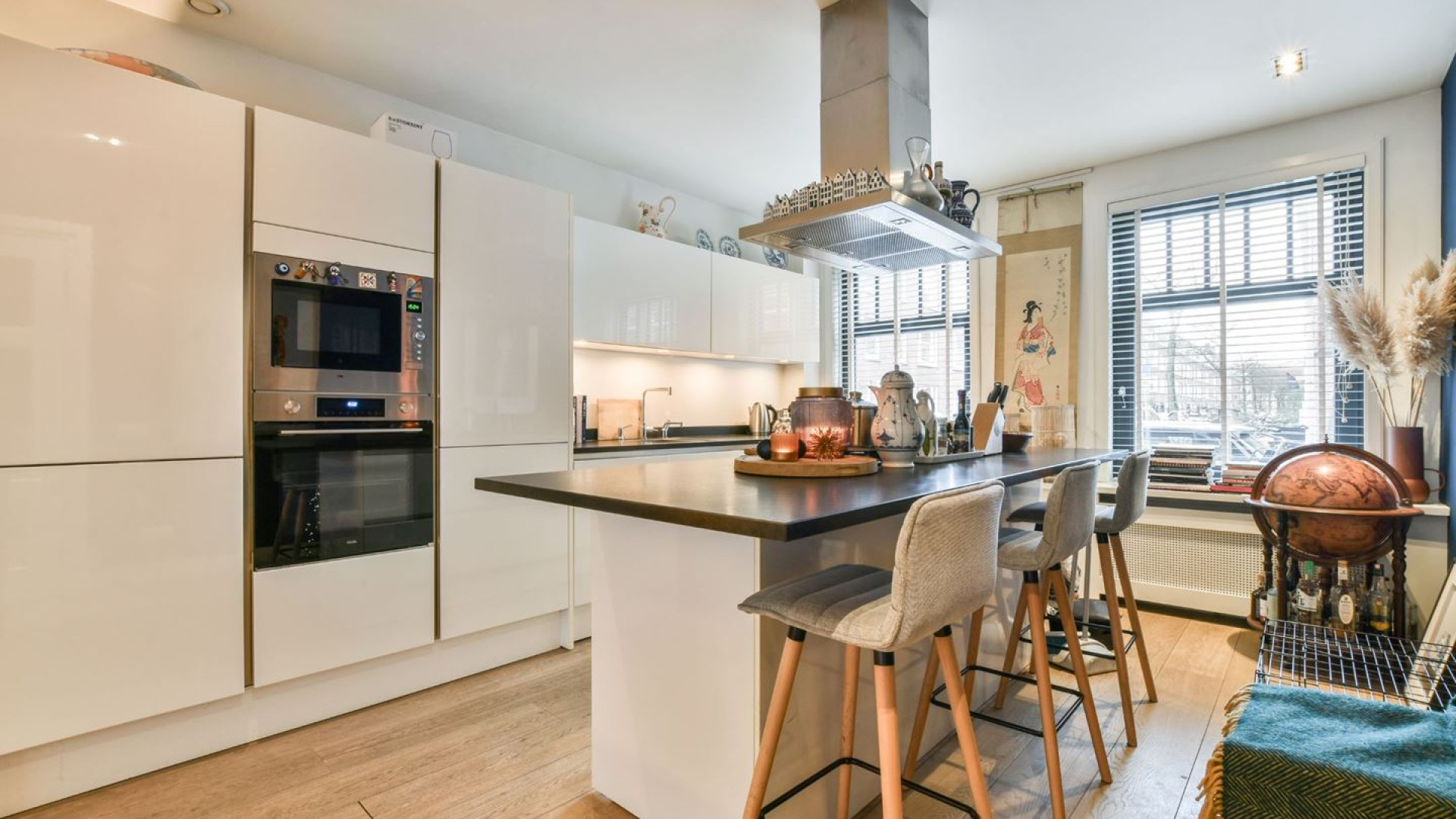 Barbara Barend verhuurt haar prachtige Amsterdamse woning voor een forse huur. Zie foto's 4