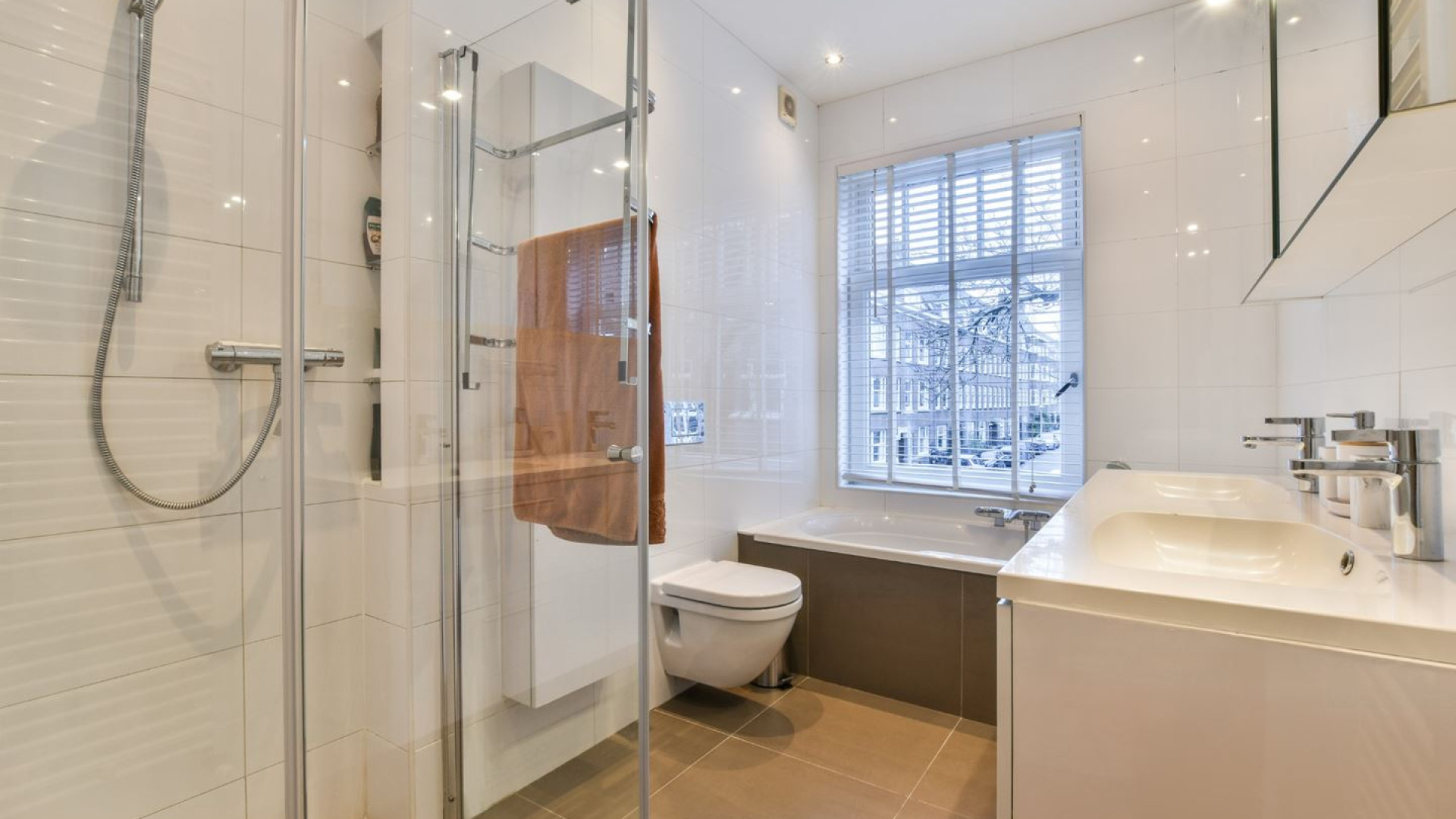 Barbara Barend verhuurt haar prachtige Amsterdamse woning voor een forse huur. Zie foto's 5