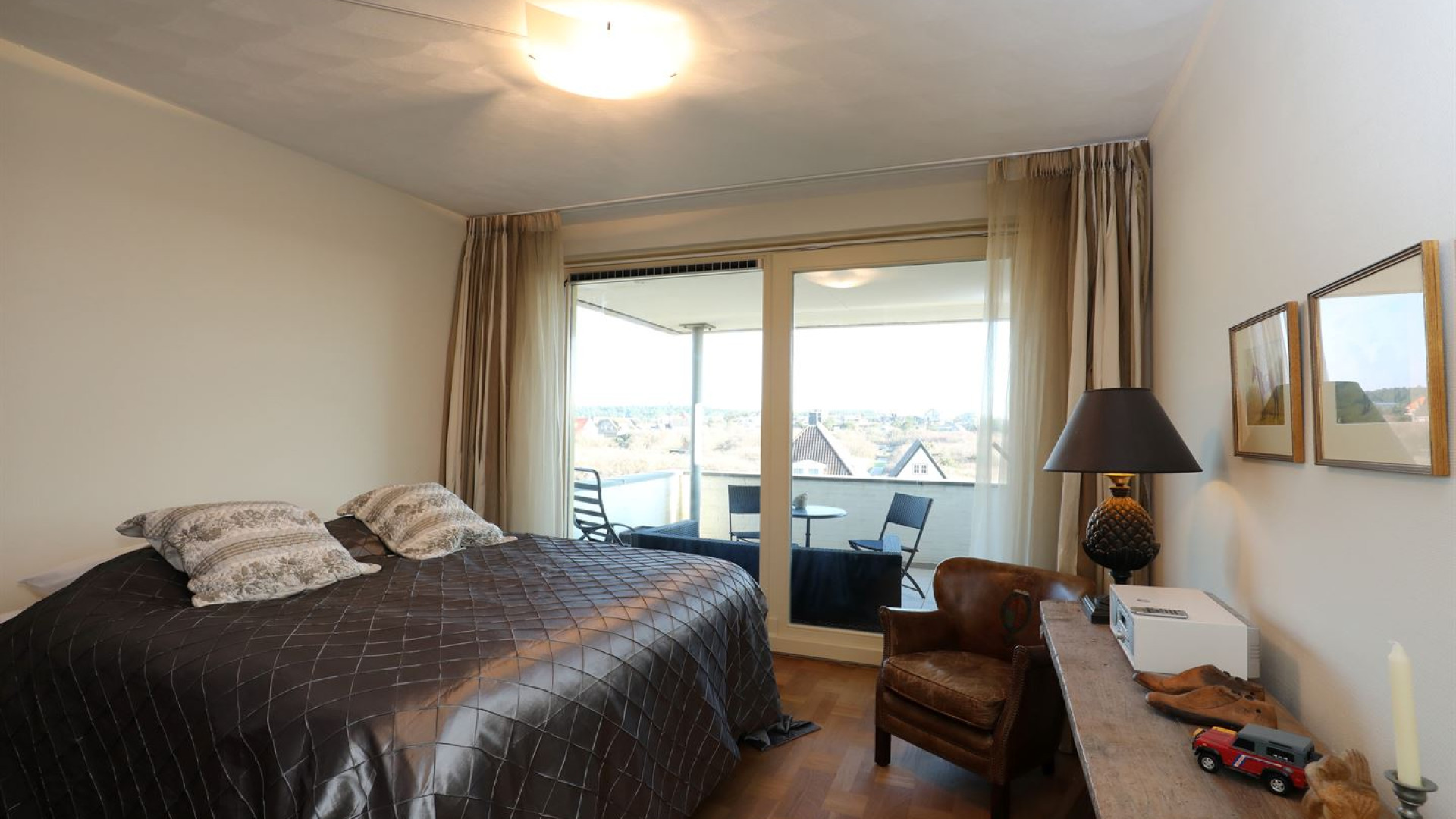 Adriaan van Dis koopt dit aan de zee gelegen strandappartement In Bergen aan Zee. Zie foto's 7