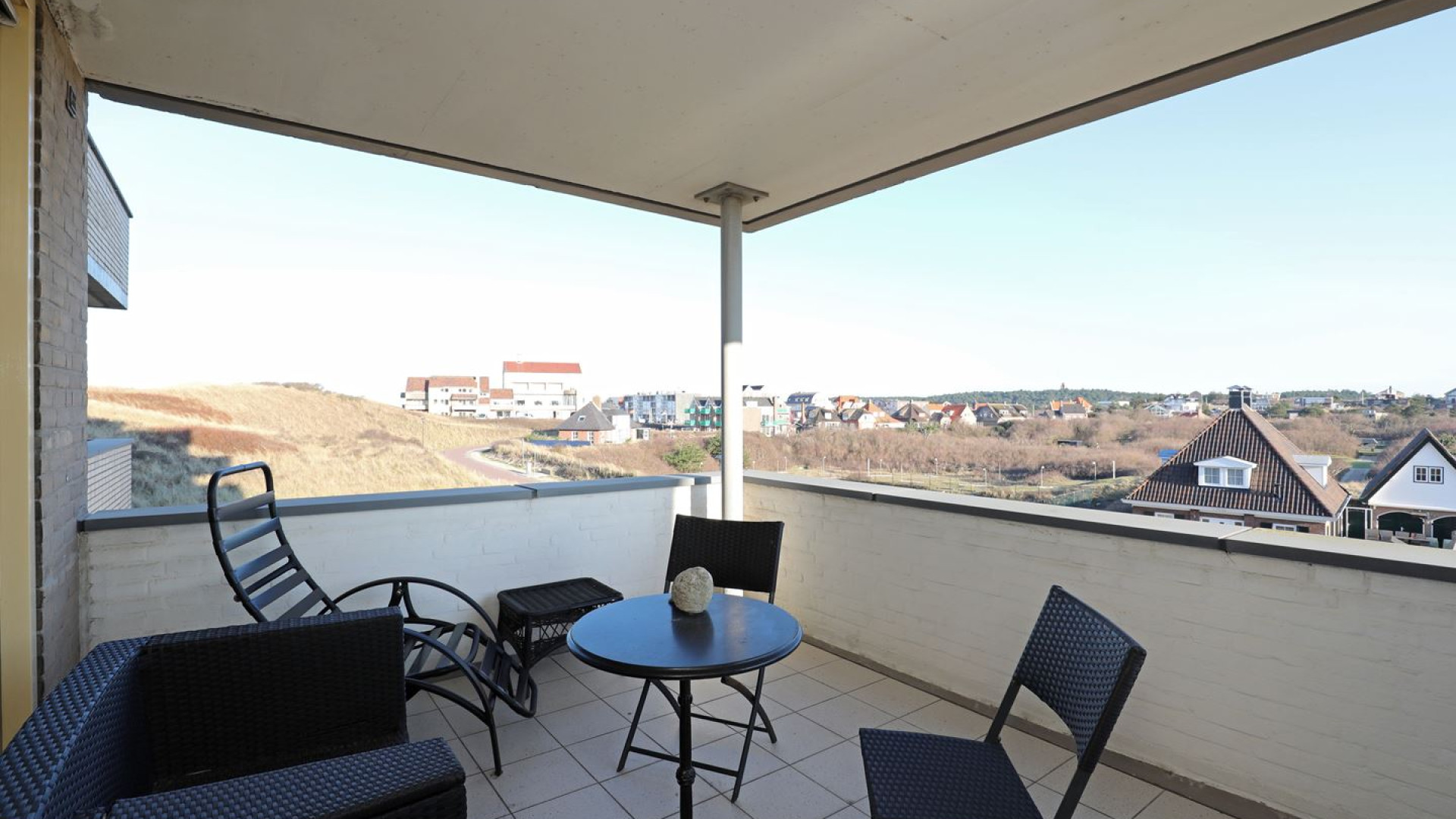Adriaan van Dis koopt dit aan de zee gelegen strandappartement In Bergen aan Zee. Zie foto's 10