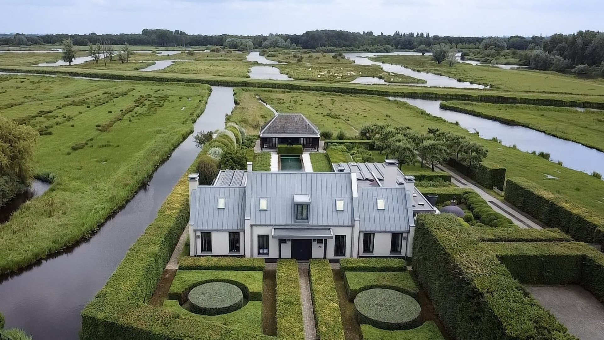 Topontwerper Piet Boon zet zijn eigen landhuis voor miljoenen te koop. Zie foto's 2