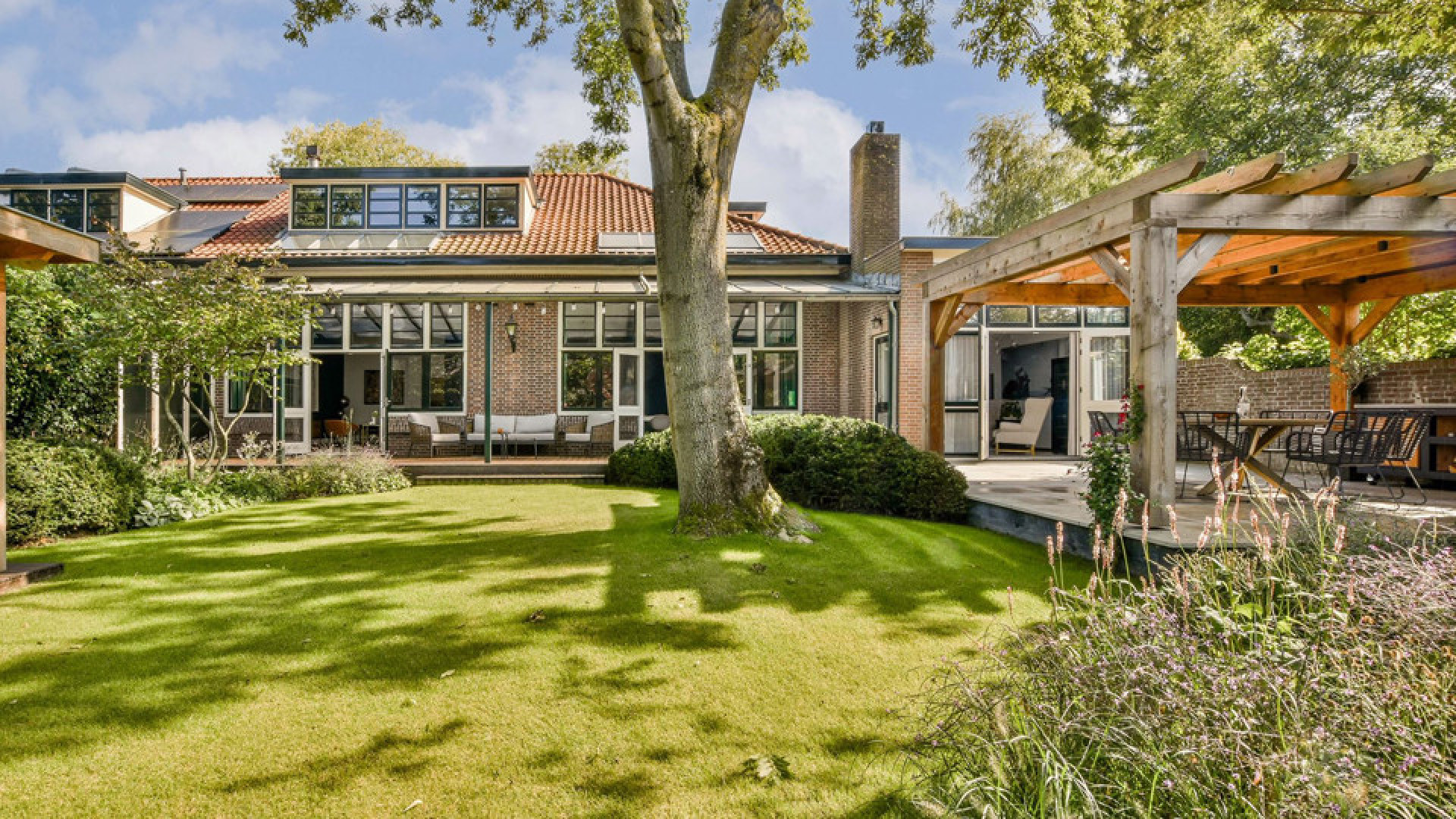 Marieke Elsinga koopt miljoenen villa aan de Vecht. Zie foto's 13