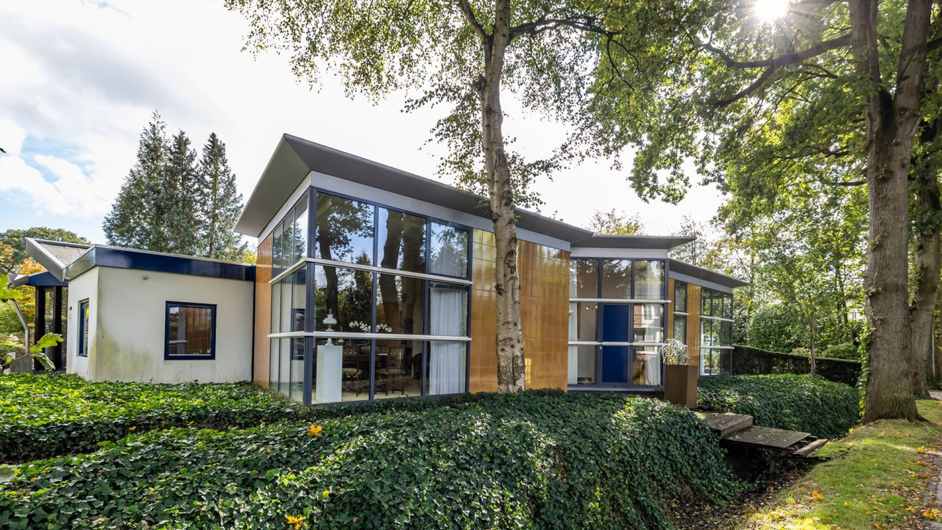 Weduwnaar van Jacques DAncona zet hun bungalow te koop. Zie foto's 2