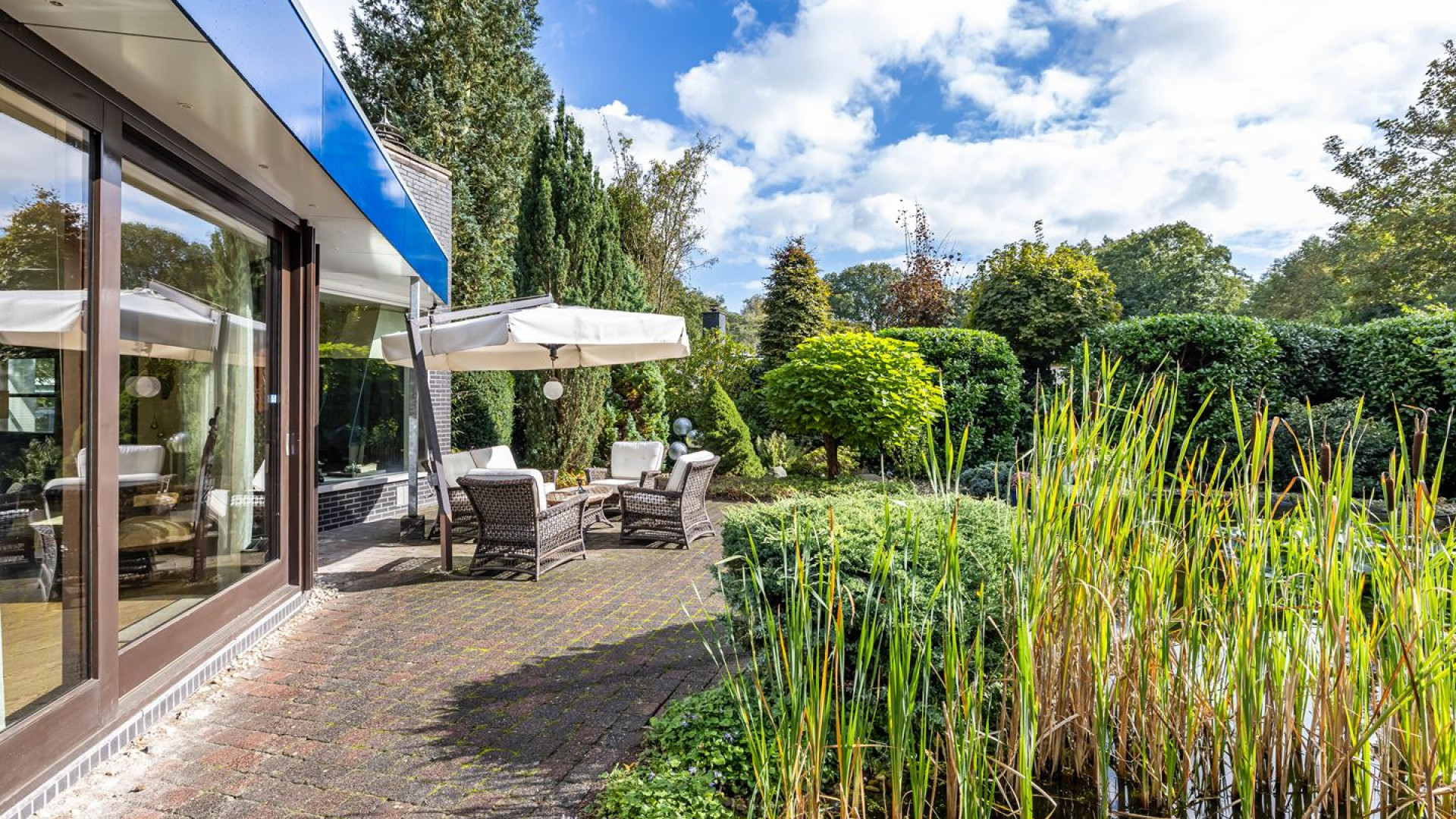 Weduwnaar van Jacques DAncona zet hun bungalow te koop. Zie foto's 6