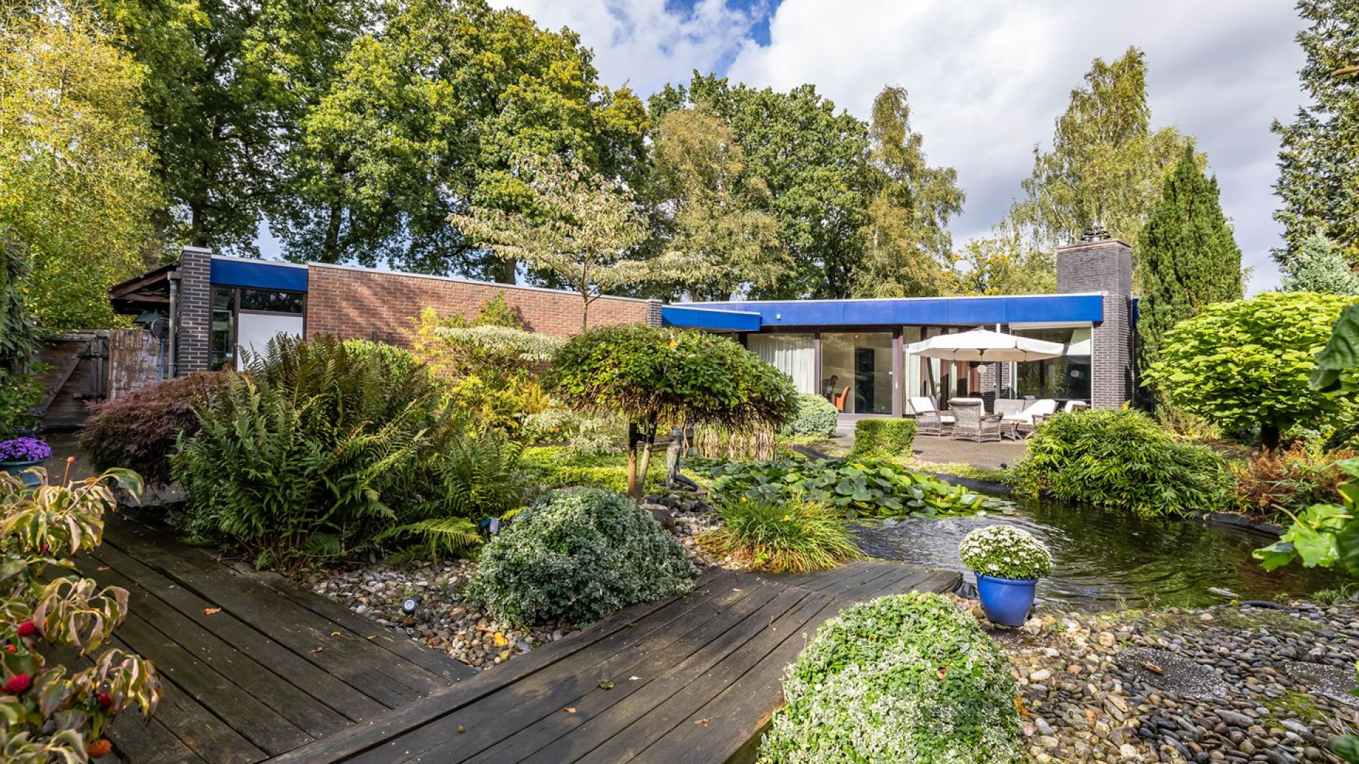 Weduwnaar van Jacques DAncona zet hun bungalow te koop. Zie foto's 7