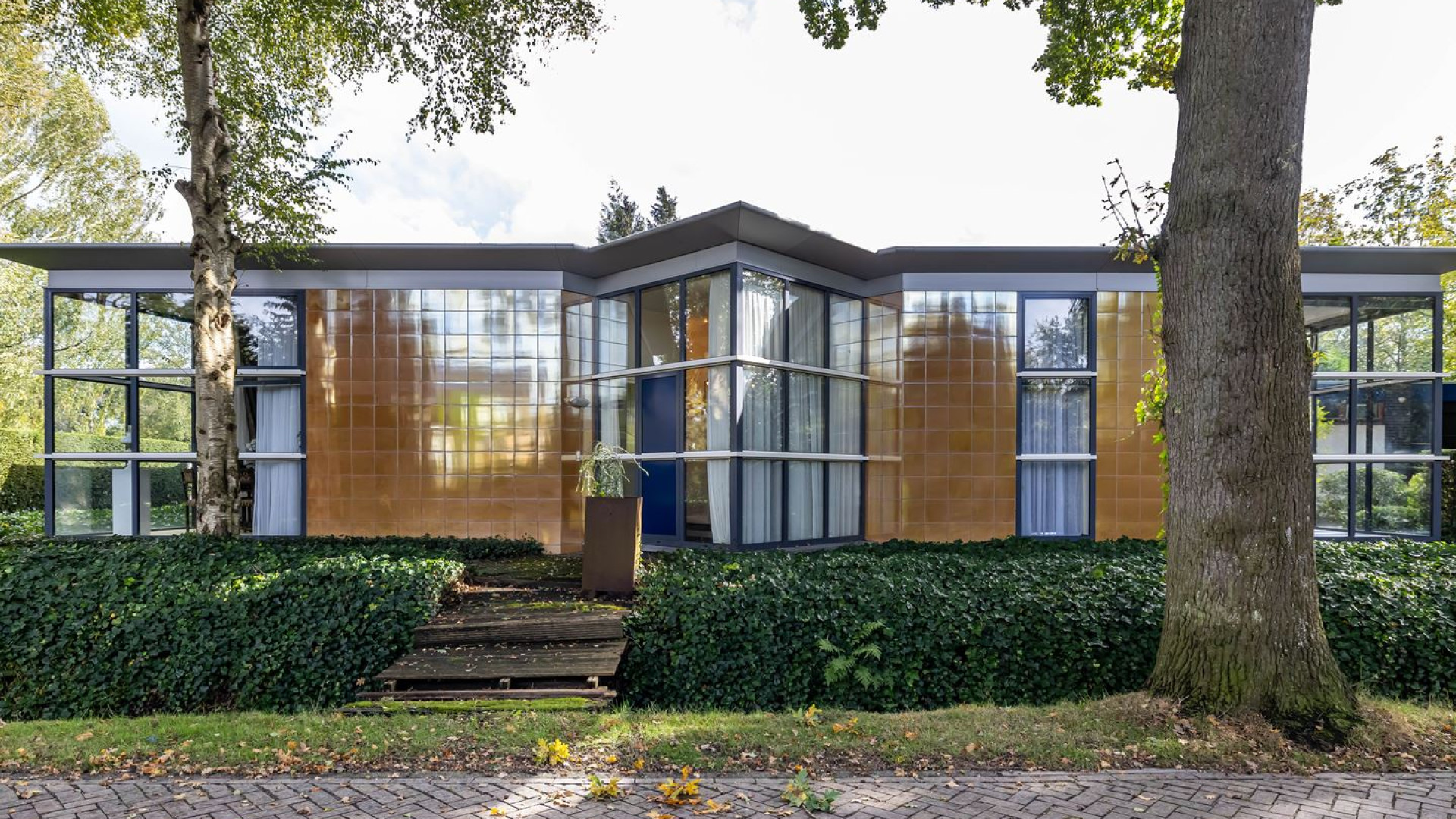 Weduwnaar van Jacques DAncona zet hun bungalow te koop. Zie foto's 8