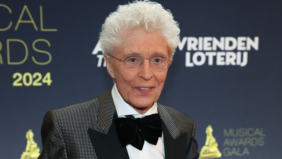 Weduwnaar Jacques D'Ancona verkoopt hun bungalow met meer dan half miljoen winst. Zie beelden