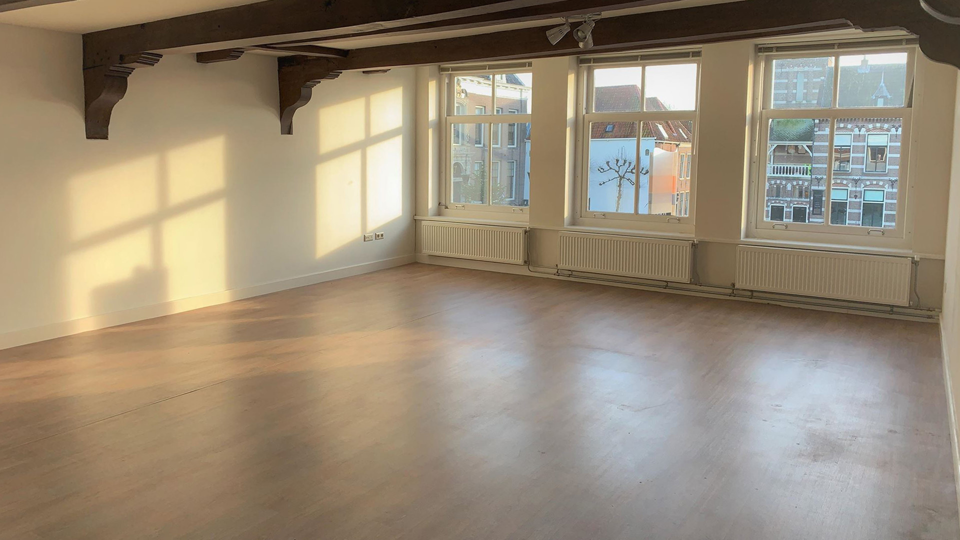 Deze prachtige maisonnette huurt Igone de Jongh, de ex vrouw van Thijs Romer. Zie foto's 3