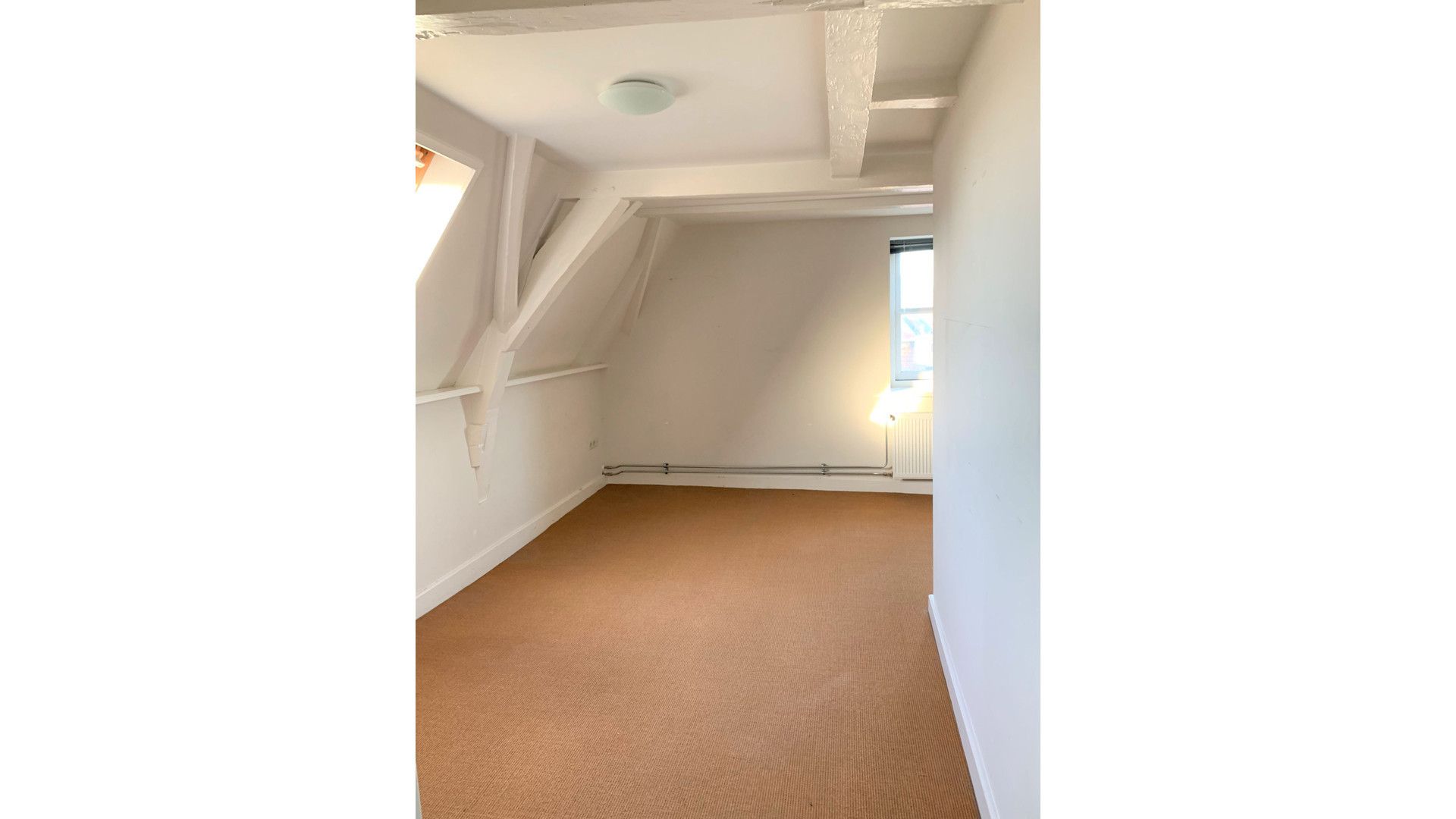 Deze prachtige maisonnette huurt Igone de Jongh, de ex vrouw van Thijs Romer. Zie foto's 6