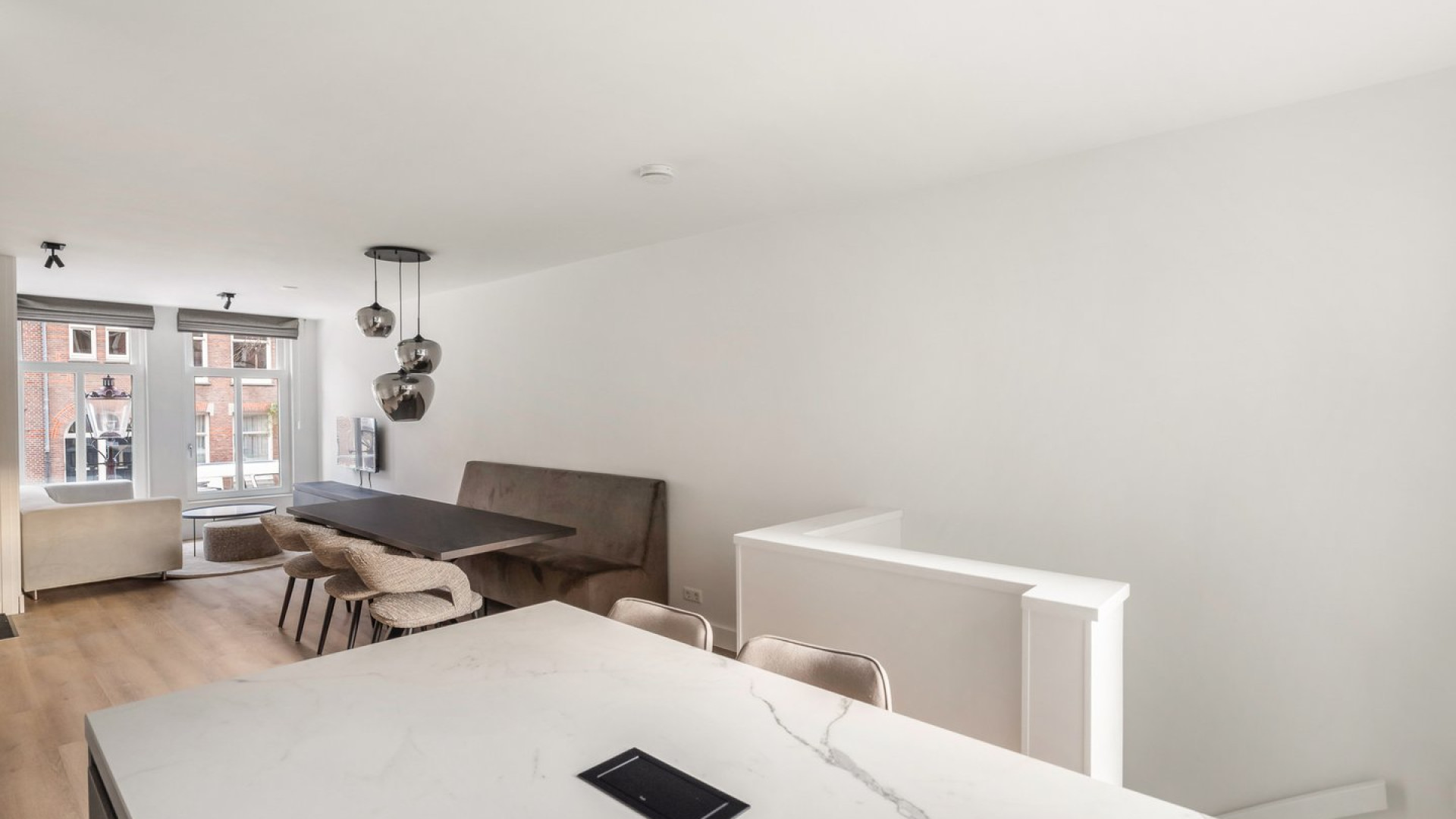Liverpool en Nederlands Elftal speler Ryan Gravenberch zet zijn appartement in Amsterdam te huur. Zie foto's 6