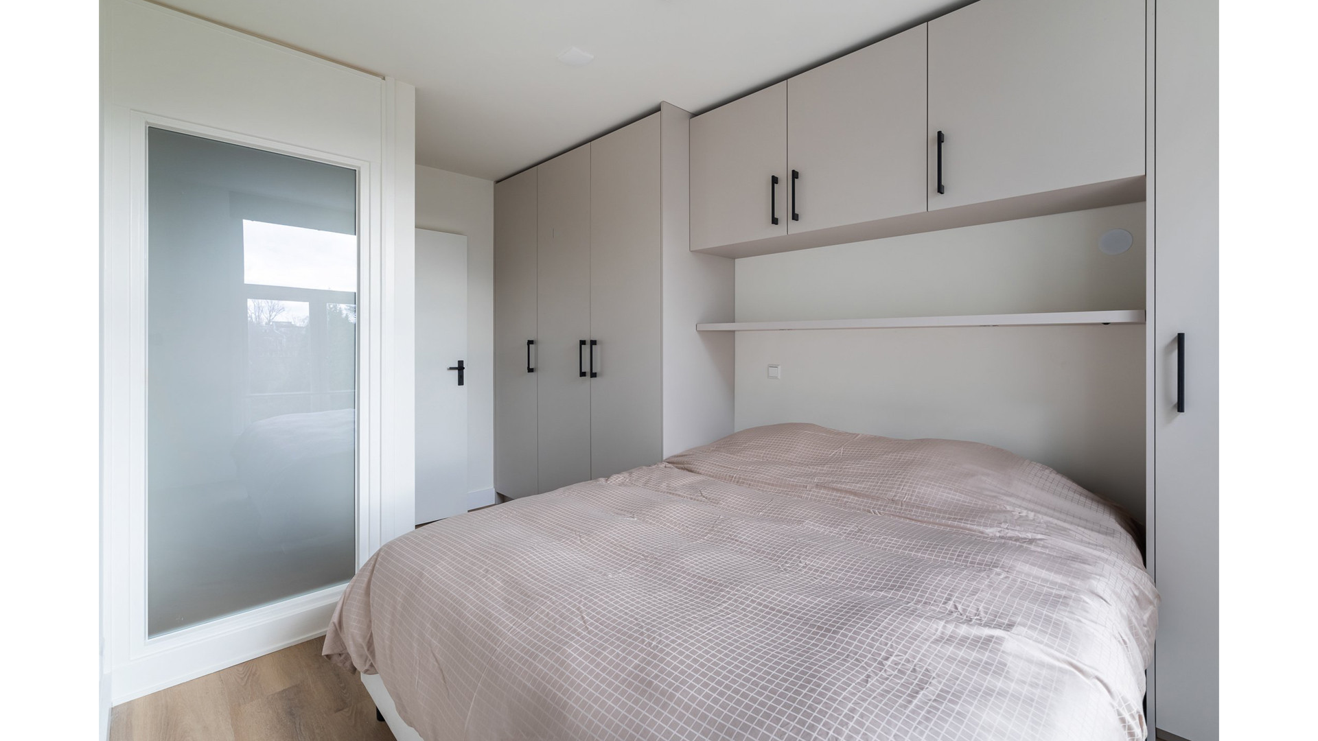 Liverpool speler Ryan Gravenbrech haalt voor de zekerheid dit appartement uit de verhuur. Zie foto's 8