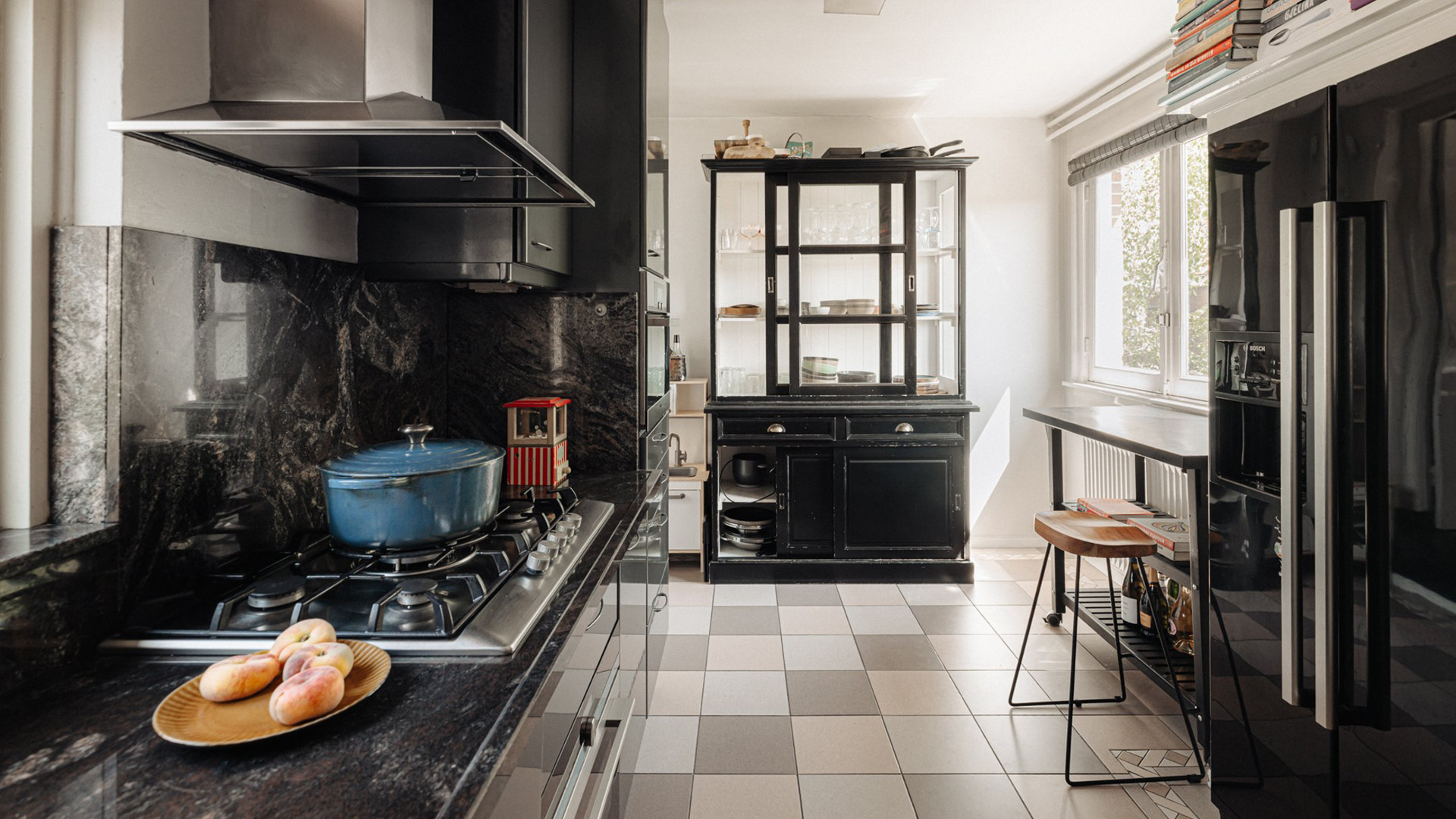 Top fotograaf en SBS Shownieuws deskundige William Rutten zet zijn bijzondere woning te koop. Zie foto's 5