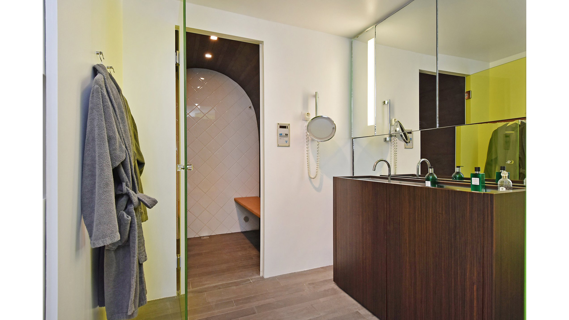 MAX omroepbaas Jan Slagter koopt dit droom appartement aan de Scheveningse Haven.. Zie foto's 9