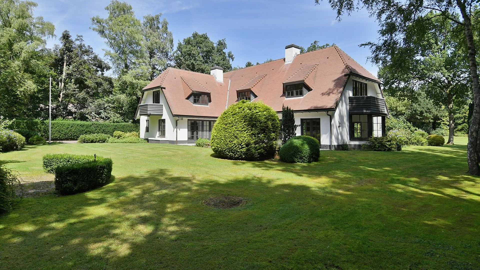 Ajax aanvoerder Jordan Henderson koopt deze miljoenen villa in Het Gooi. Zie foto's 12