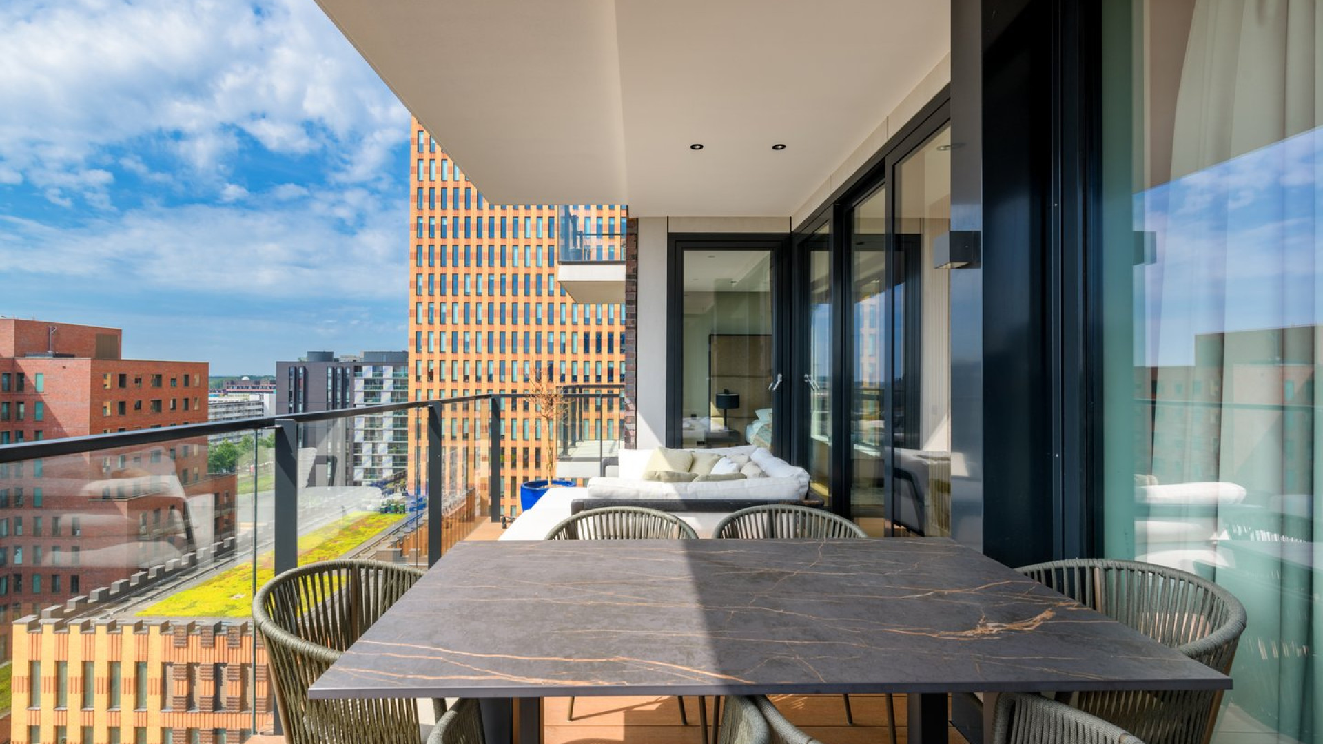 Ajax speler Brian Brobbey koopt dit miljoenen appartement in Amsterdam Zuid. Zie foto's 5