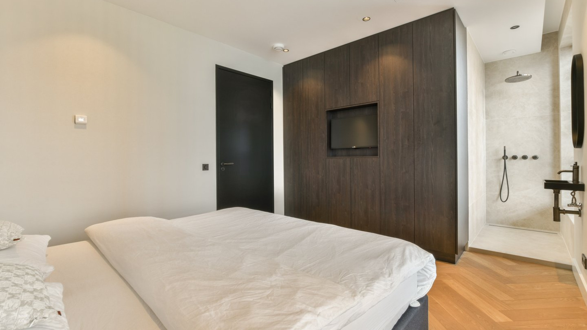 Ajax speler Brian Brobbey koopt dit miljoenen appartement in Amsterdam Zuid. Zie foto's 10