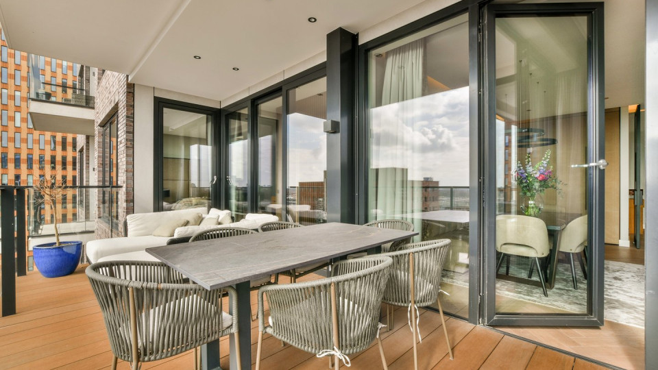 Binnenkijken in het luxe appartement van Nederlands Elftal-speler Brian Brobbey. Zie foto's