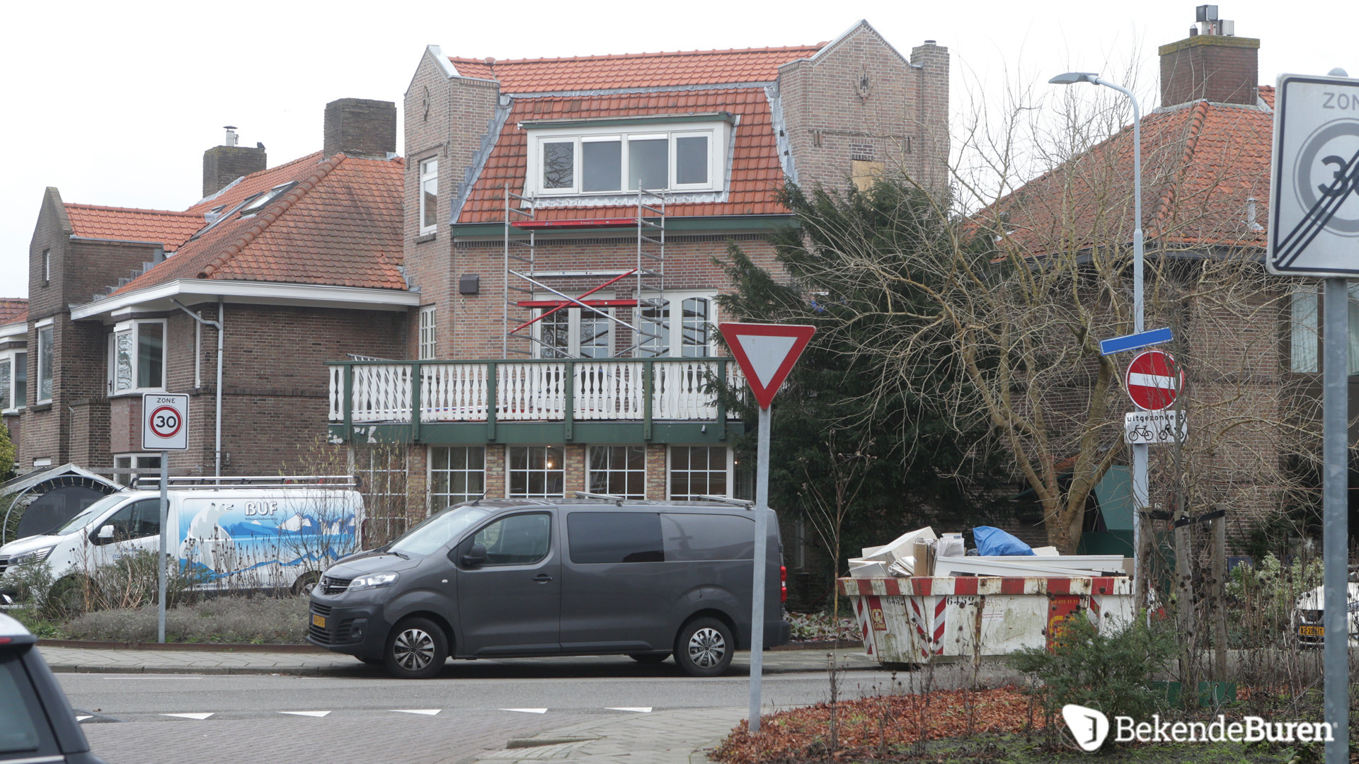 Augurkenkoning Oos Kesbeke verkoopt zijn huis onder de marktwaarde aan zijn zoon Camiel. Zie foto's 4