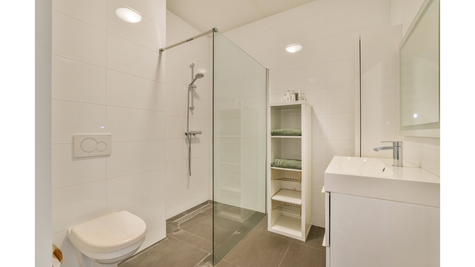 Danny Froger zet zijn luxe woning in Huizen te koop. Zie foto's 9