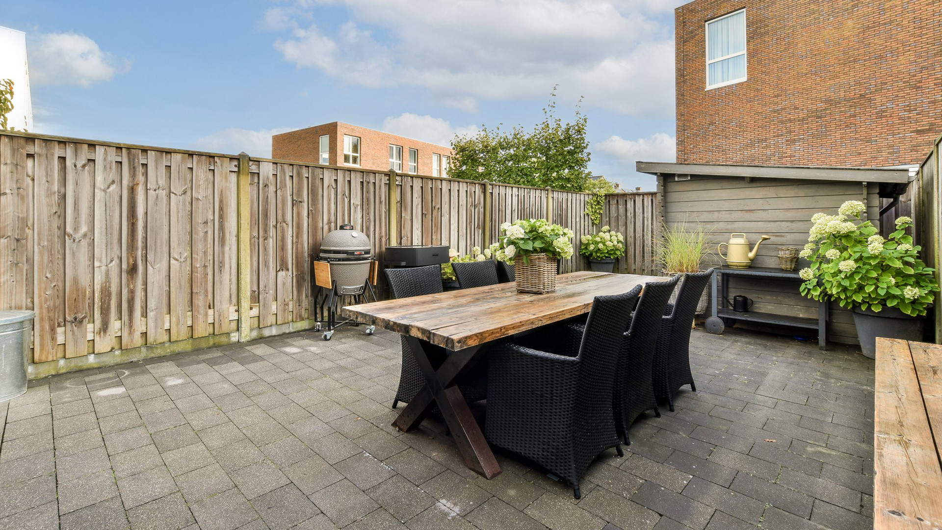 Danny Froger zet zijn luxe woning in Huizen te koop. Zie foto's 12