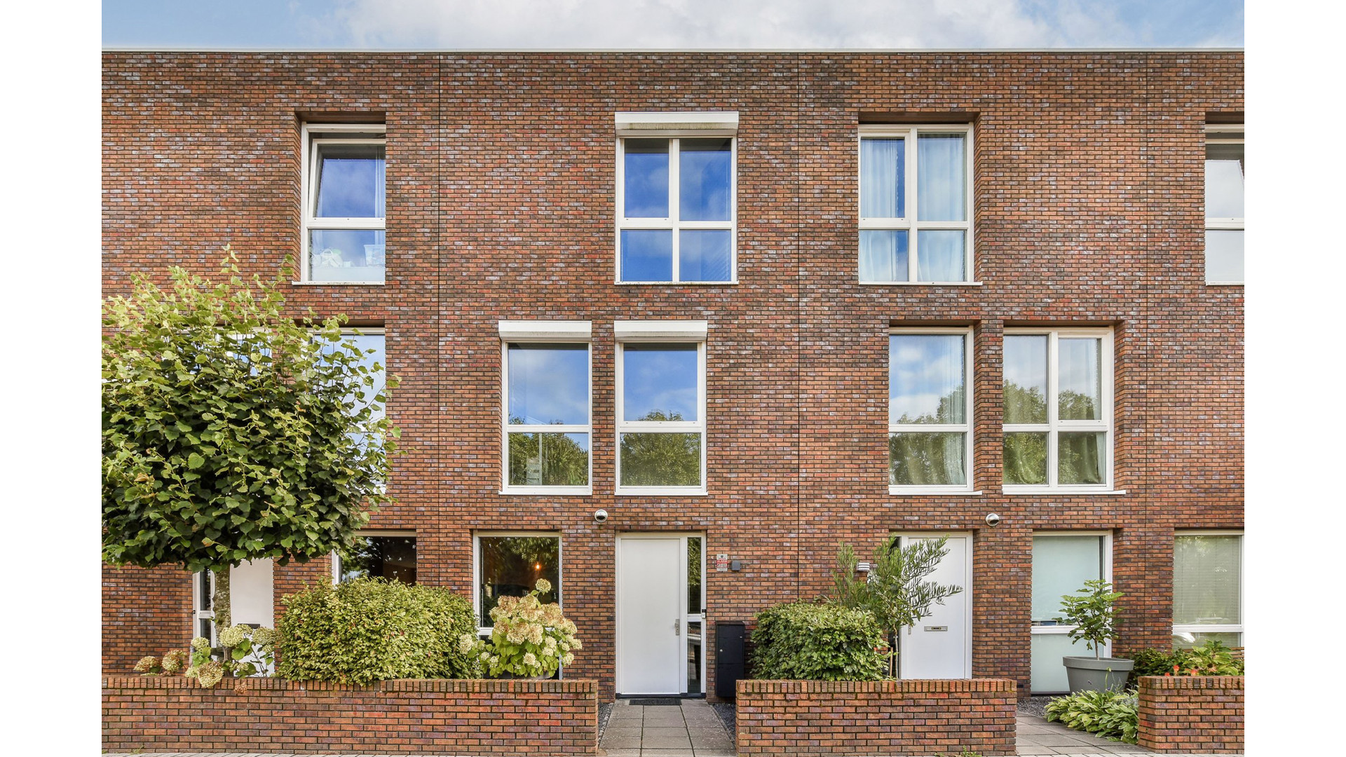 Danny Froger zet zijn luxe woning in Huizen te koop. Zie foto's 2